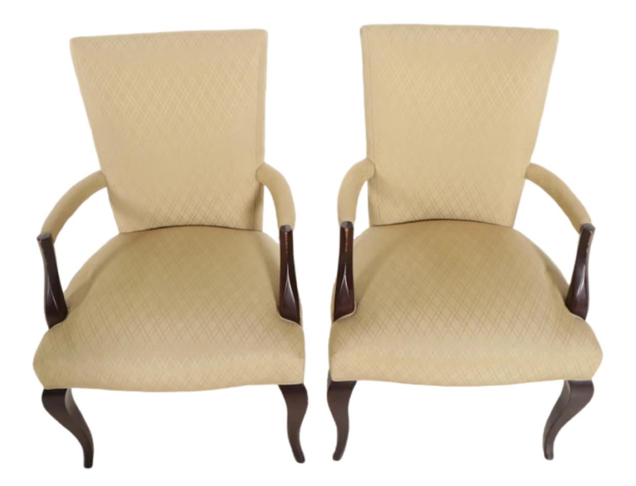 Paire d'impressionnants fauteuils d'influence Art Déco par Barbara Barry pour Baker Furniture Company. Tapissé d'une assise, d'un accoudoir et d'un dossier en soie mélangée à des hachures croisées. Le bois apparent est une laque brun très foncé sur