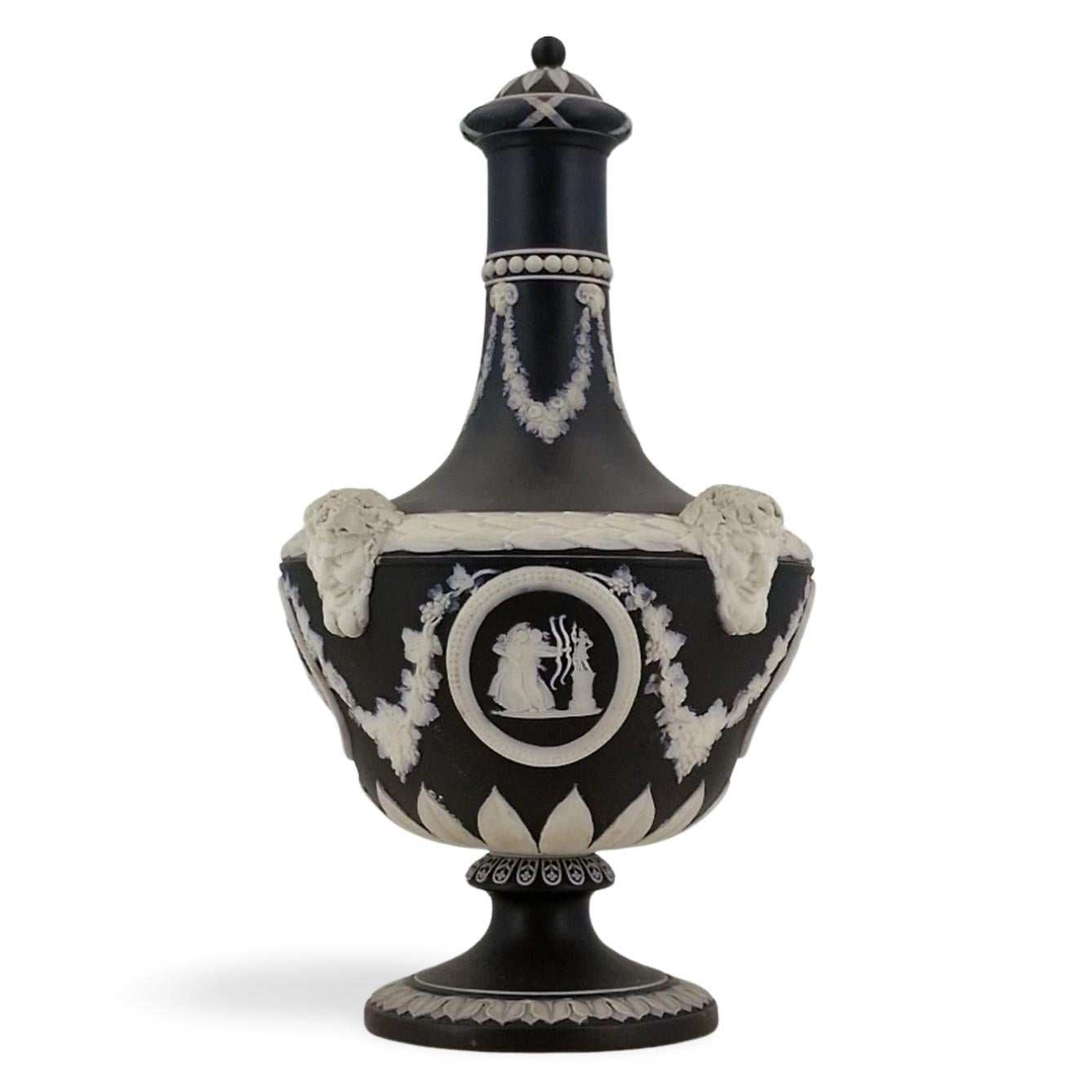 Pair of Barber Bottle Vases in black jasperware, Wedgwood, circa 1880 5