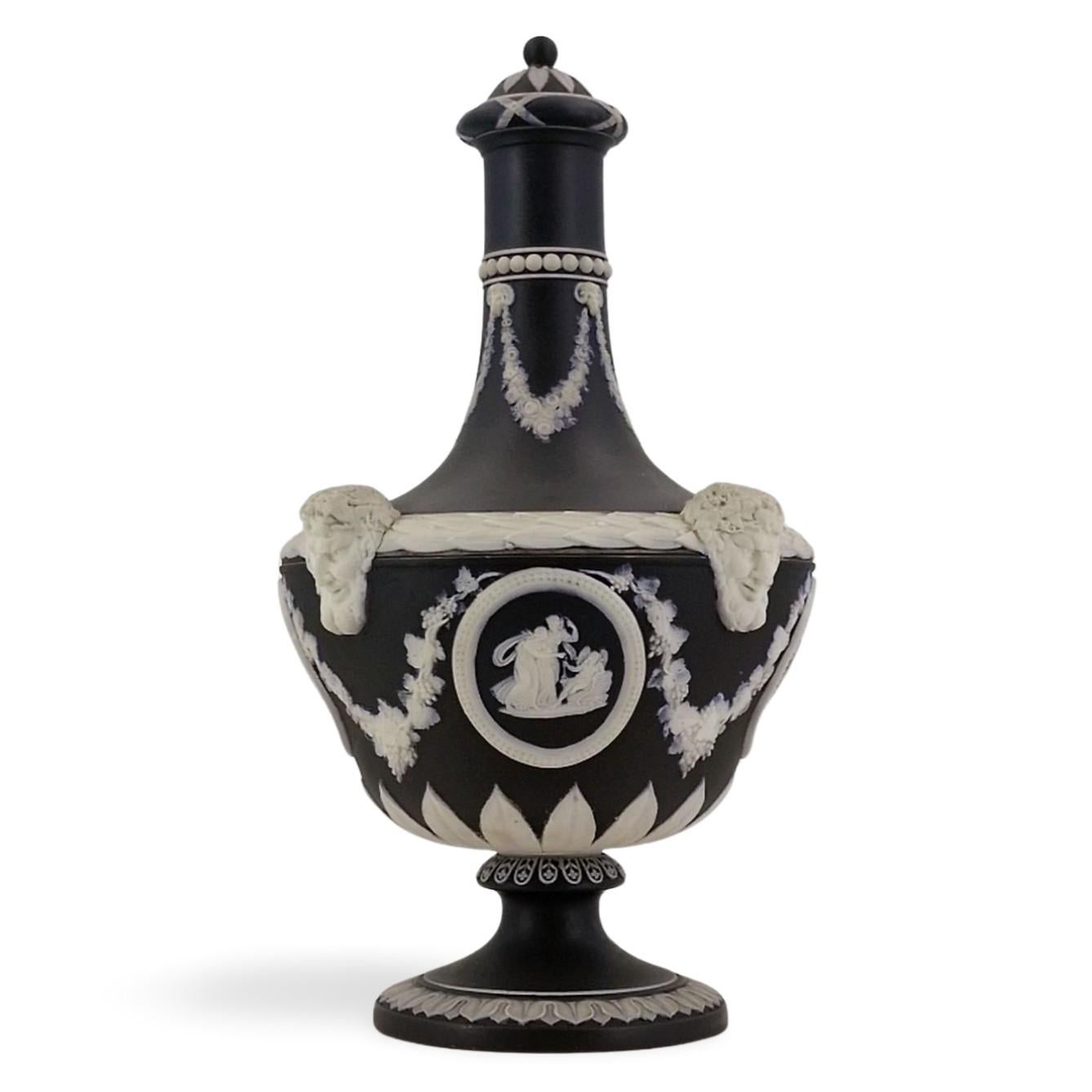 Pair of Barber Bottle Vases in black jasperware, Wedgwood, circa 1880 7