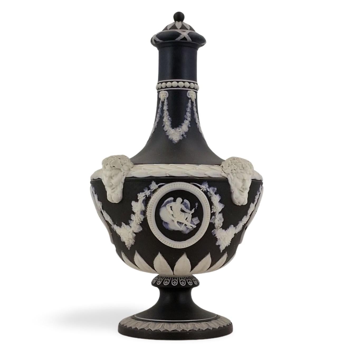 Pair of Barber Bottle Vases in black jasperware, Wedgwood, circa 1880 11