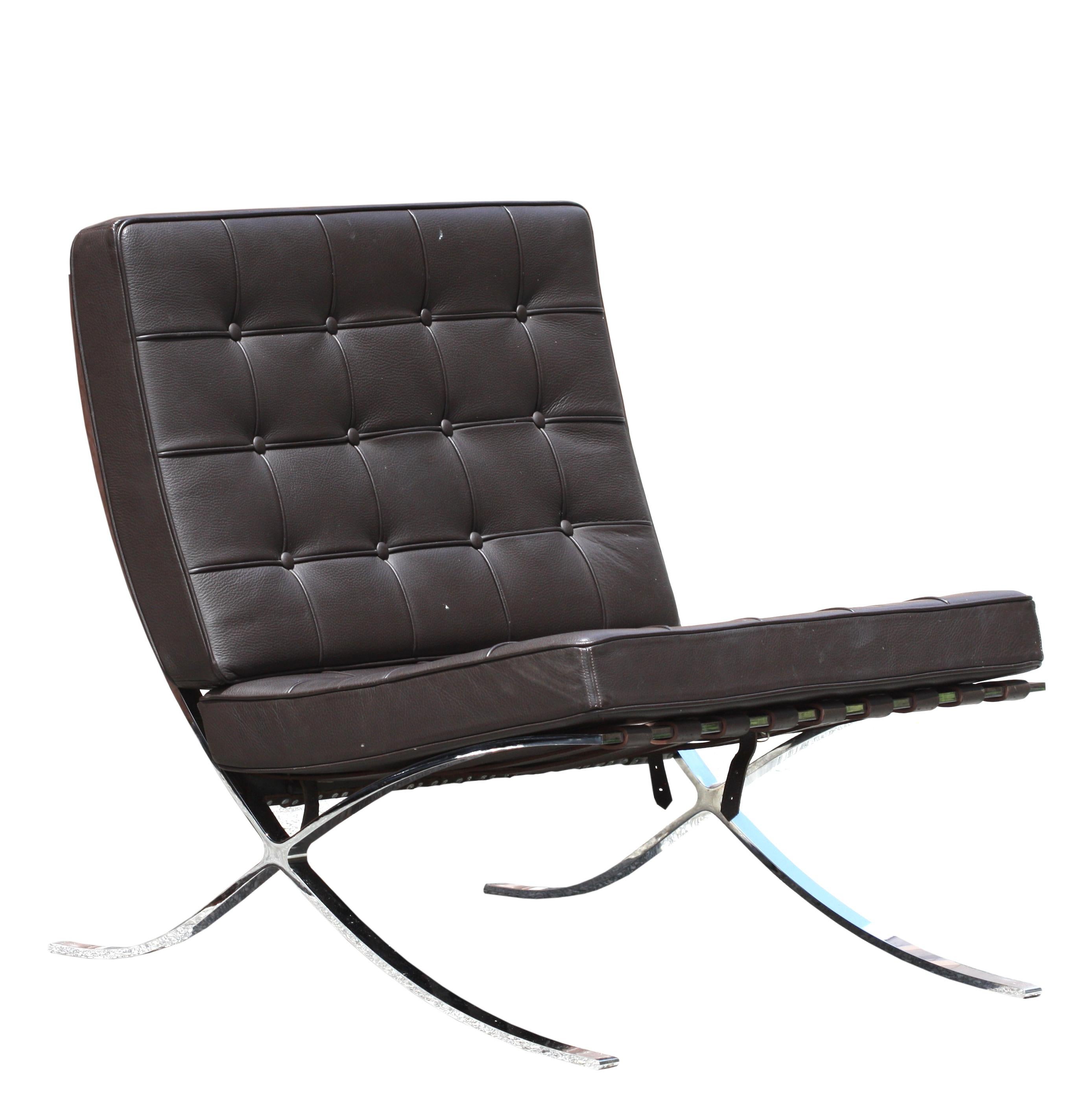 
Paire de chaises Barcelona, d'après Mies Van der Rohe
Chromé avec sangles et coussins en cuir. Hauteur du dossier au sol, 30 po, largeur 31 po.
