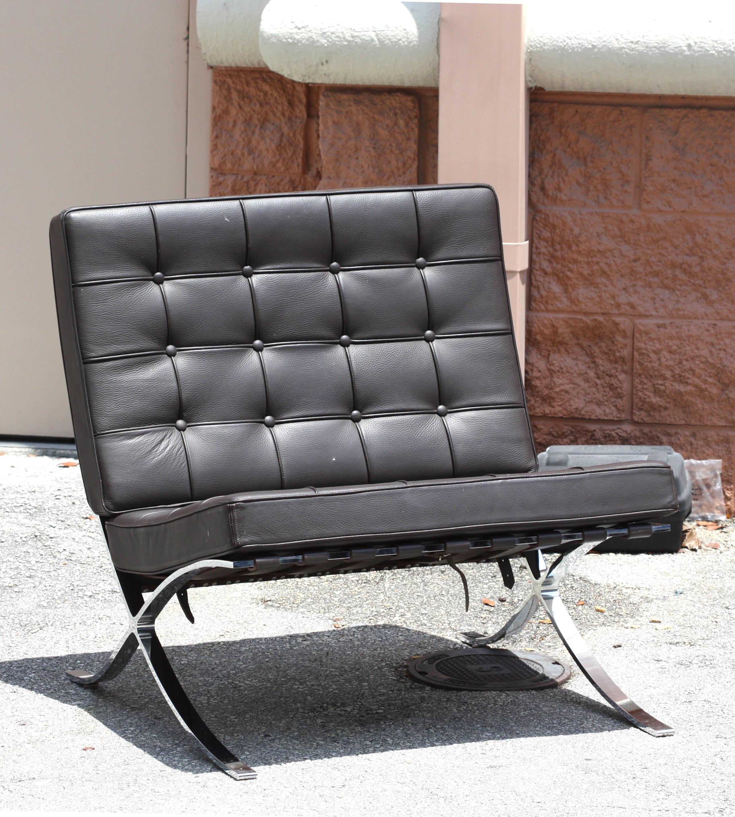 XXIe siècle et contemporain Paire de chaises Barcelona, d'après Mies Van der Rohe en vente