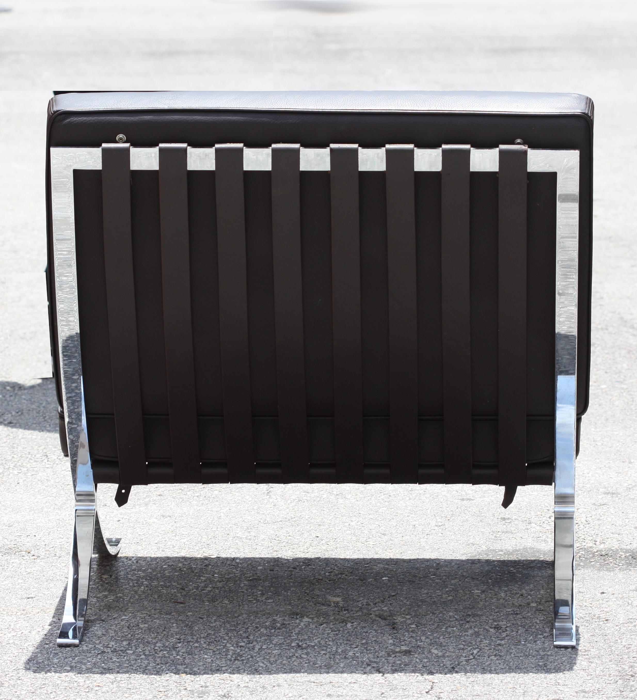 Cuir Paire de chaises Barcelona, d'après Mies Van der Rohe en vente