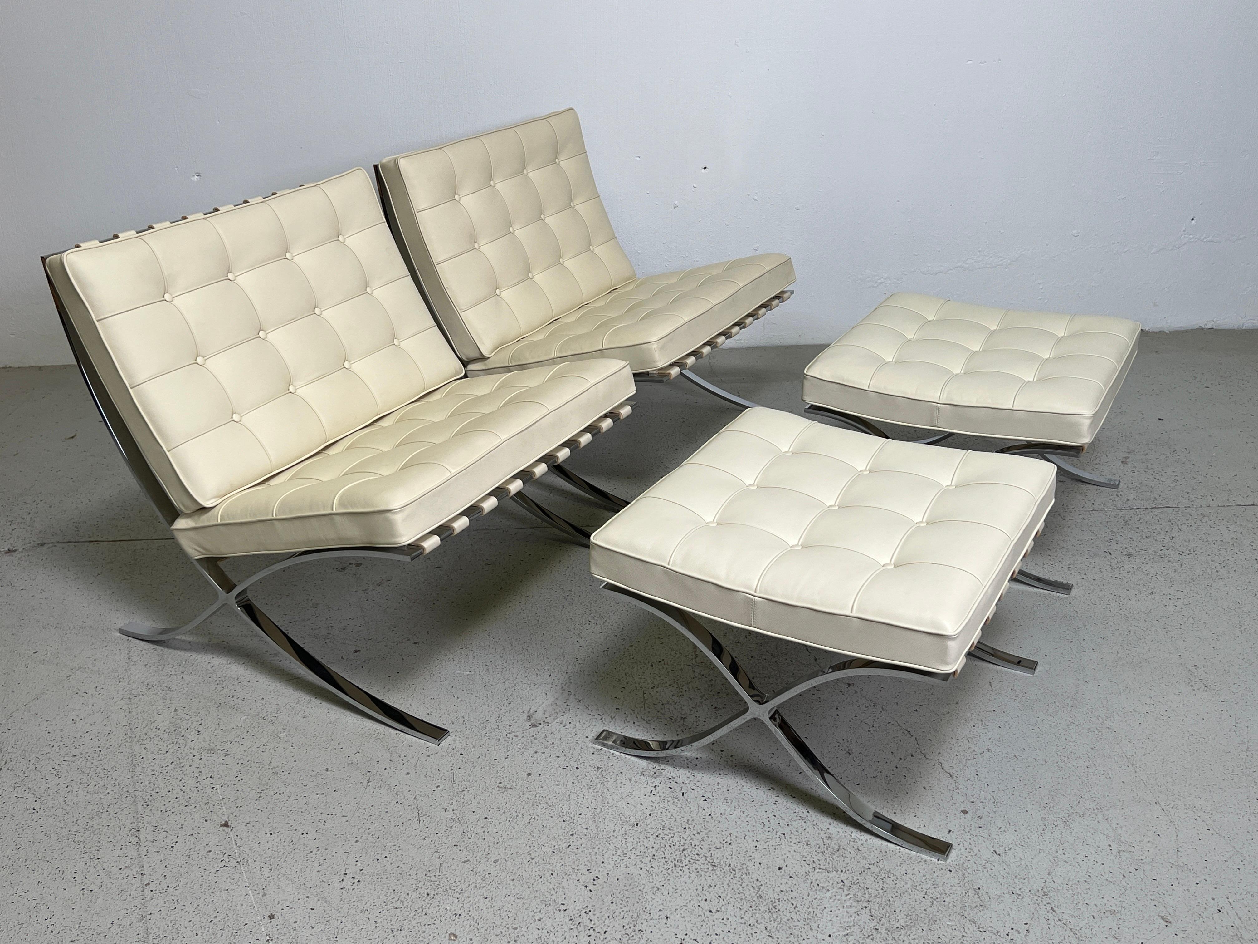 Ein Paar Barcelona-Stühle und Ottomane von Mies van den Rohe für Knoll im Angebot 9
