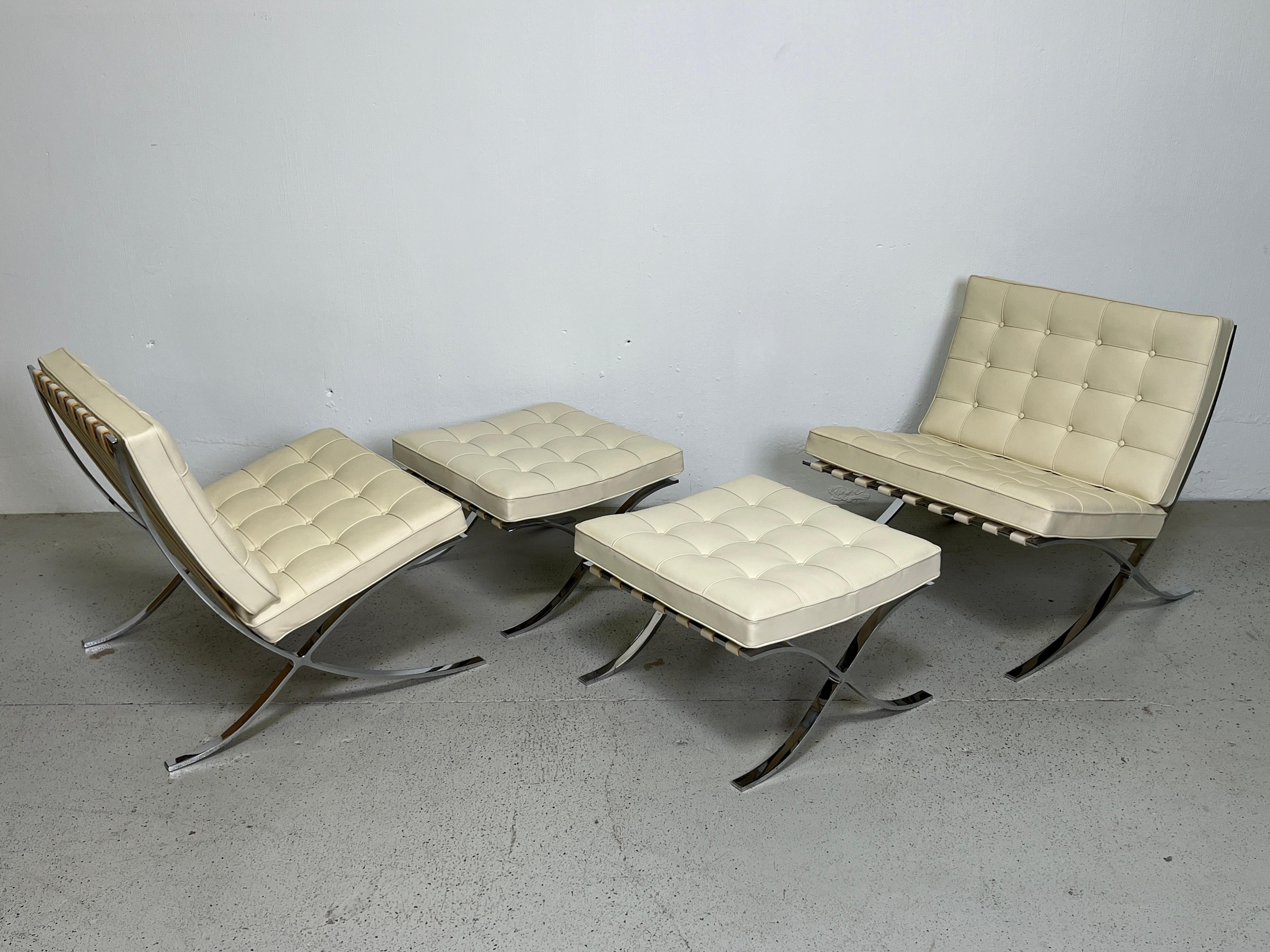 Pair of Barcelona Chairs and Ottomans by Mies van den Rohe for Knoll In Good Condition For Sale In Dallas, TX