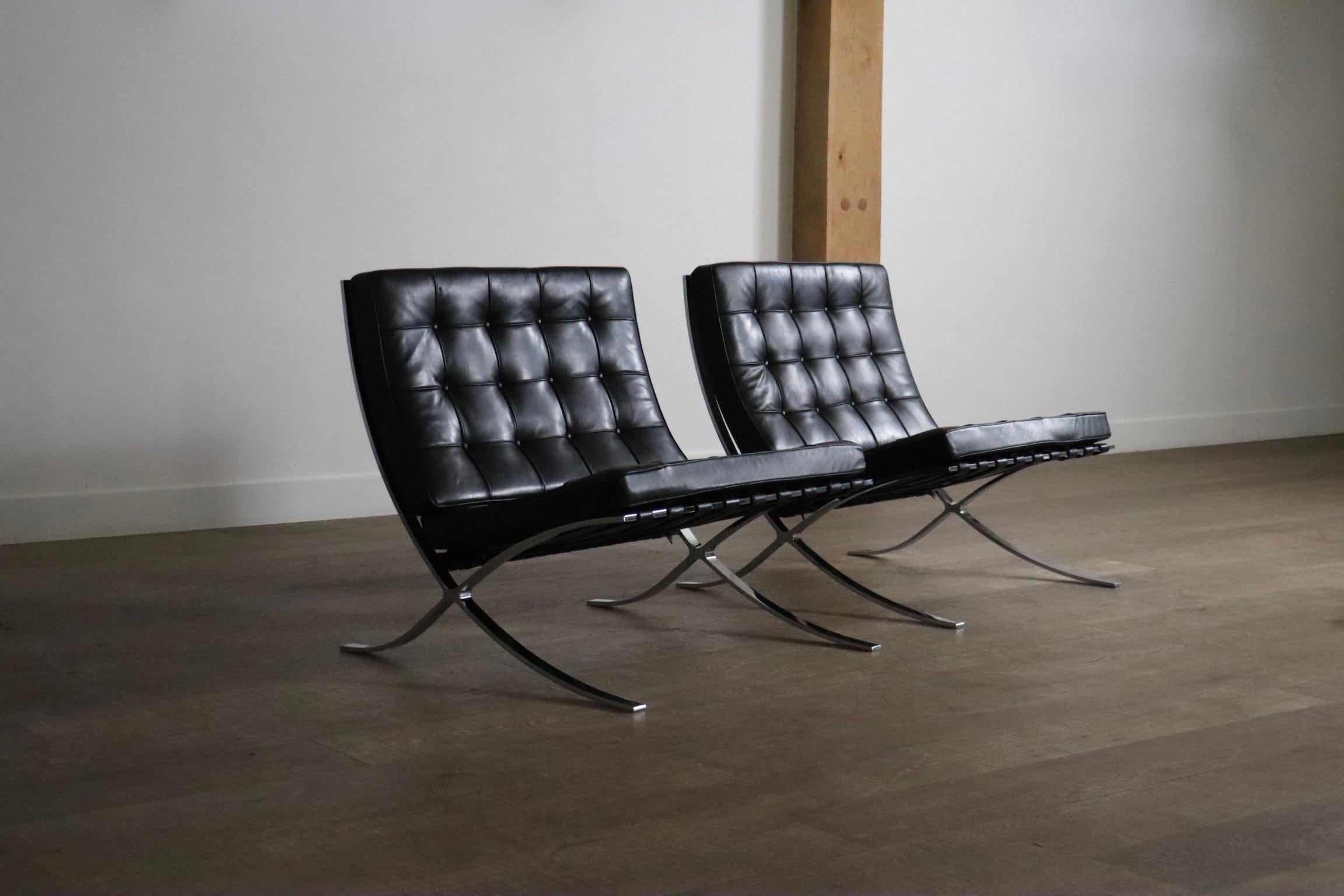 Diseñada por Ludwig Mies van der Rohe en colaboración con Lilly Reich, la silla Barcelona sigue siendo una de las piezas más icónicas del diseño del siglo XX. Creada originalmente en 1929 para el Pabellón Alemán de la Exposición Internacional de