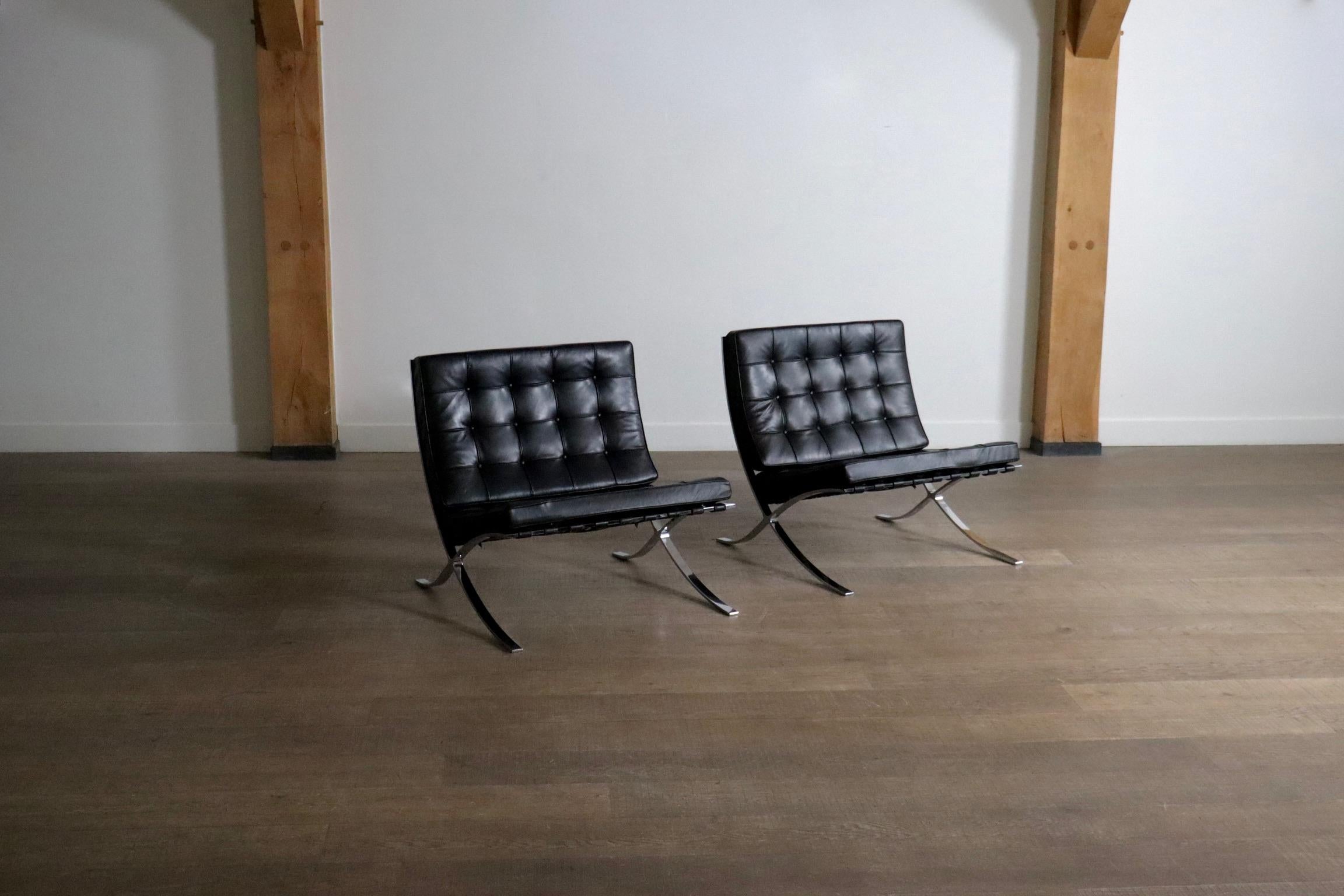 Pareja de sillas Barcelona de Ludwig Mies van der Rohe para Knoll, años 60 mediados del siglo XX en venta