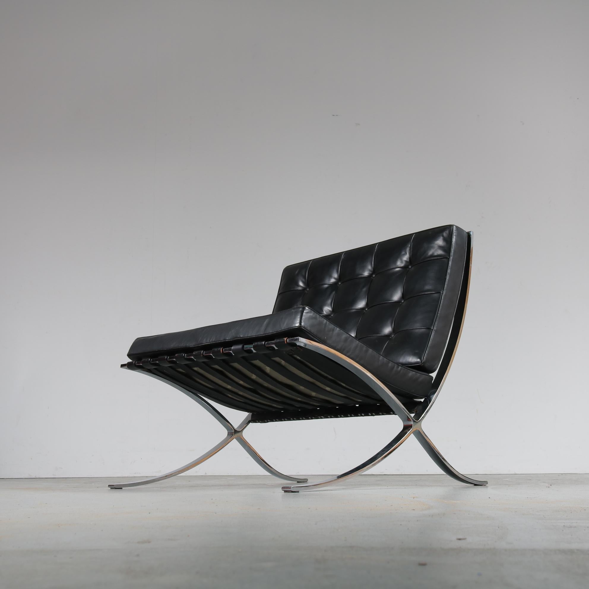 Pair of Barcelona Chairs by Mies Van Der Rohe for Knoll International, USA 1970 In Good Condition In Amsterdam, NL