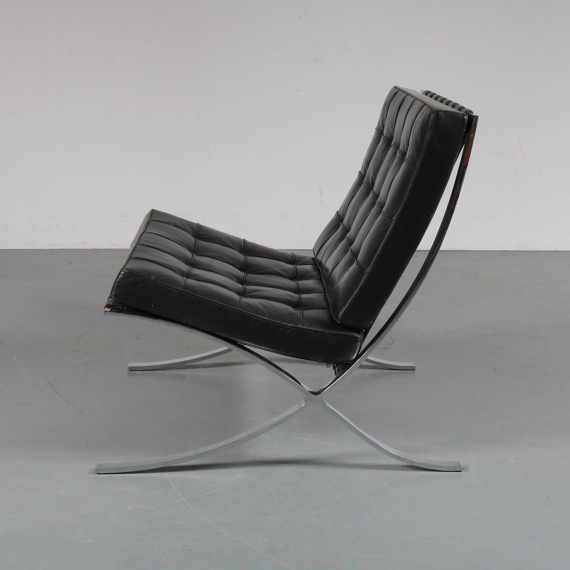 20th Century Pair of Barcelona Chairs by Mies Van Der Rohe for Knoll International, USA 1970