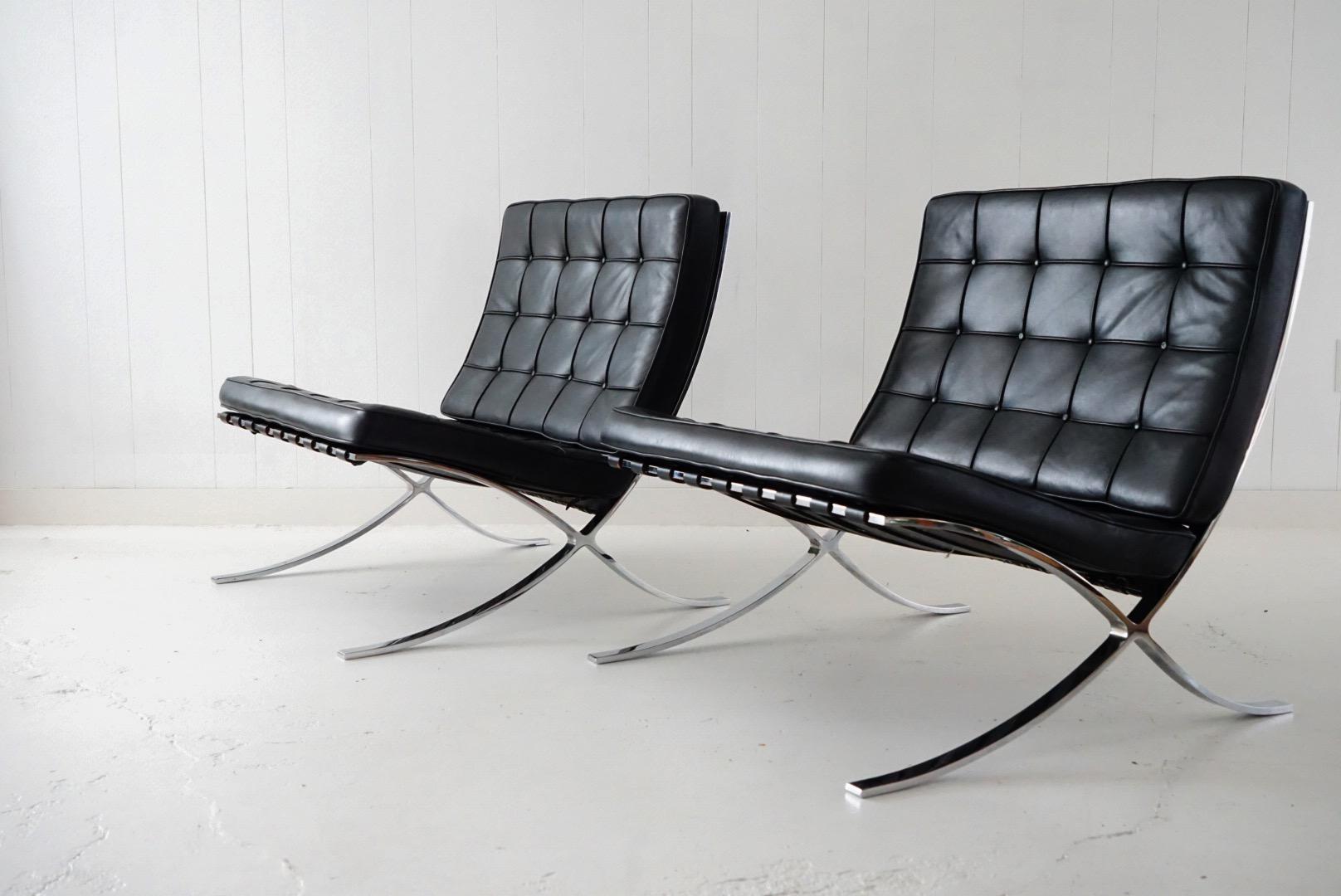 This pair of Classic black leather 'Barcelona' lounge chairs by Ludwig Mies van der Rohe for Knoll Studios is in excellent condition and triple-signed on each piece, with Knoll Studio labels and model number on each frame, Knoll repeat fabric under