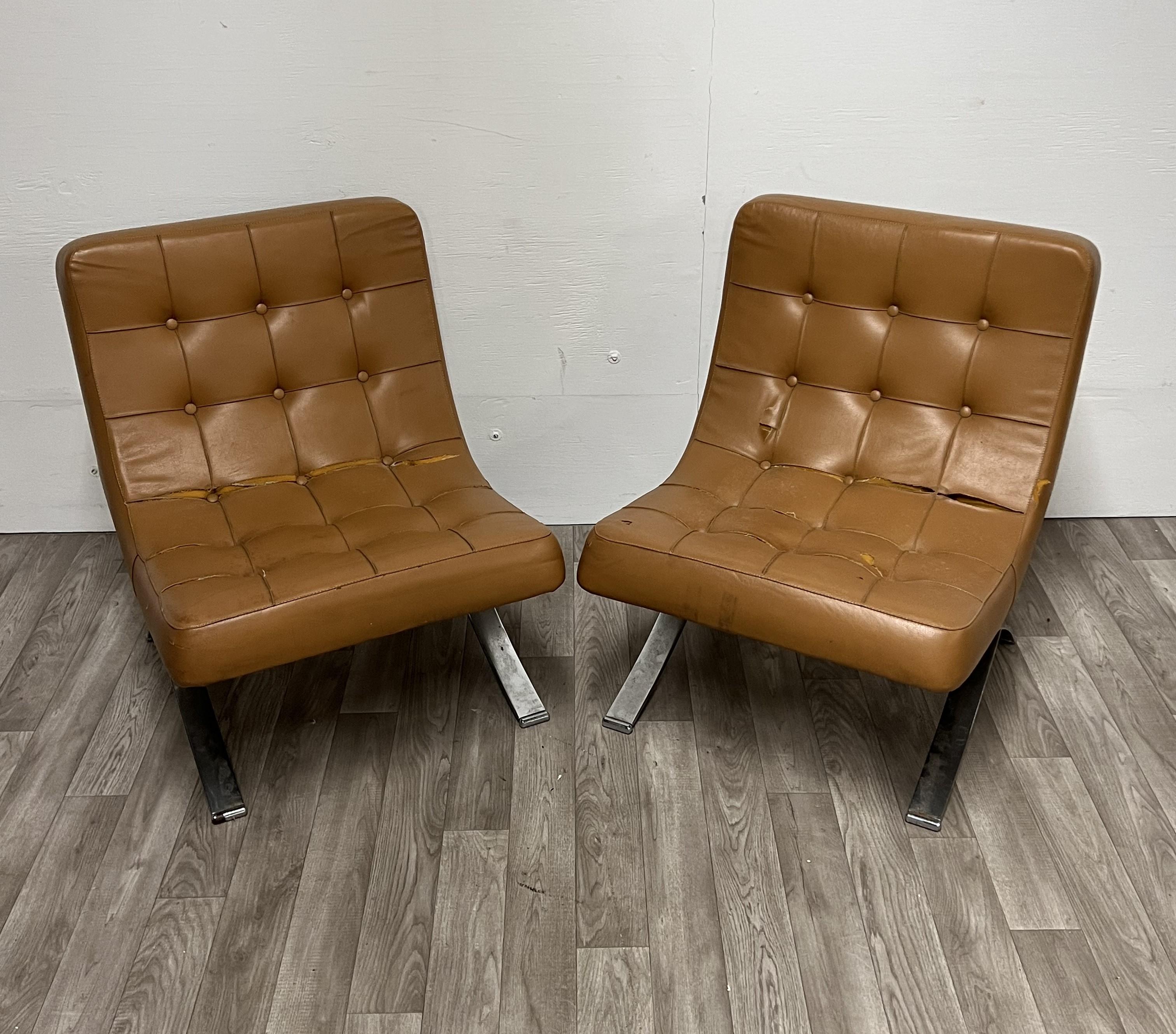 Coppia di sedie da salotto senza braccioli in stile Barcellona del Mid Century Modern
Attribuito a Mies van der Rohe per Knoll 
Necessità di restauro 