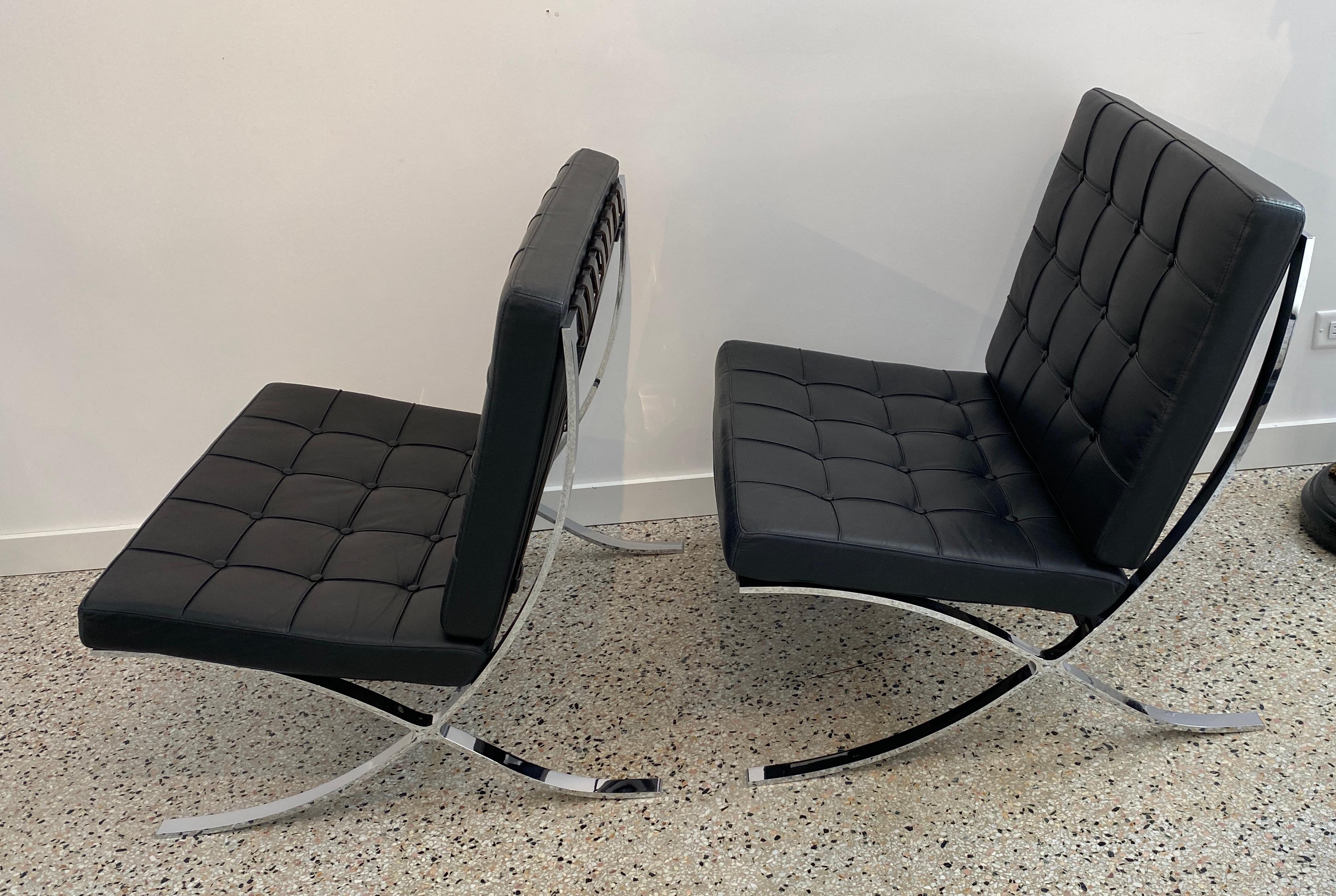Pair of Barcelona Style Lounge Chairs by Fascm International In Good Condition For Sale In West Palm Beach, FL