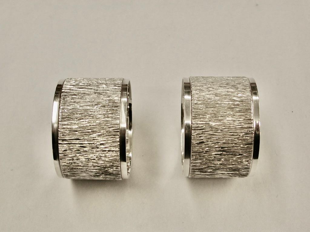 Late 20th Century Pair of Bark Effect Silver Napkin Rings, Wakely and Wheeler, London, 1973 For Sale