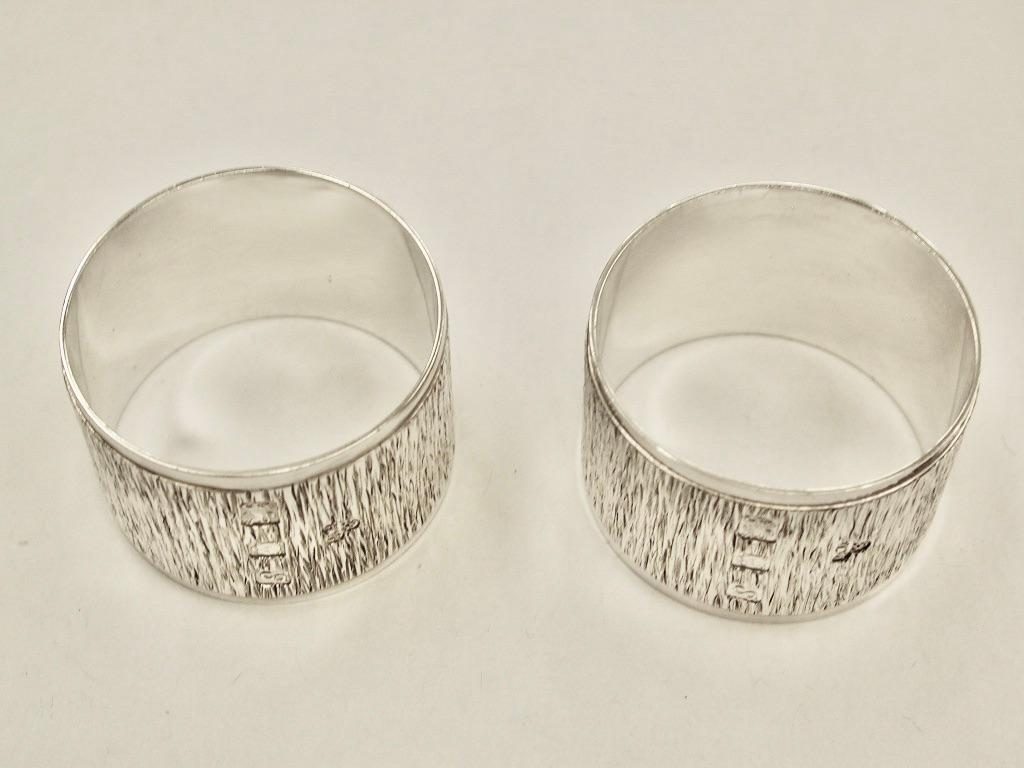 Sterling Silver Pair of Bark Effect Silver Napkin Rings, Wakely and Wheeler, London, 1973 For Sale