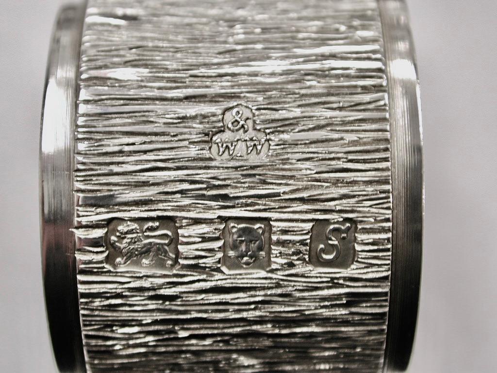 Pair of Bark Effect Silver Napkin Rings, Wakely and Wheeler, London, 1973 For Sale 2