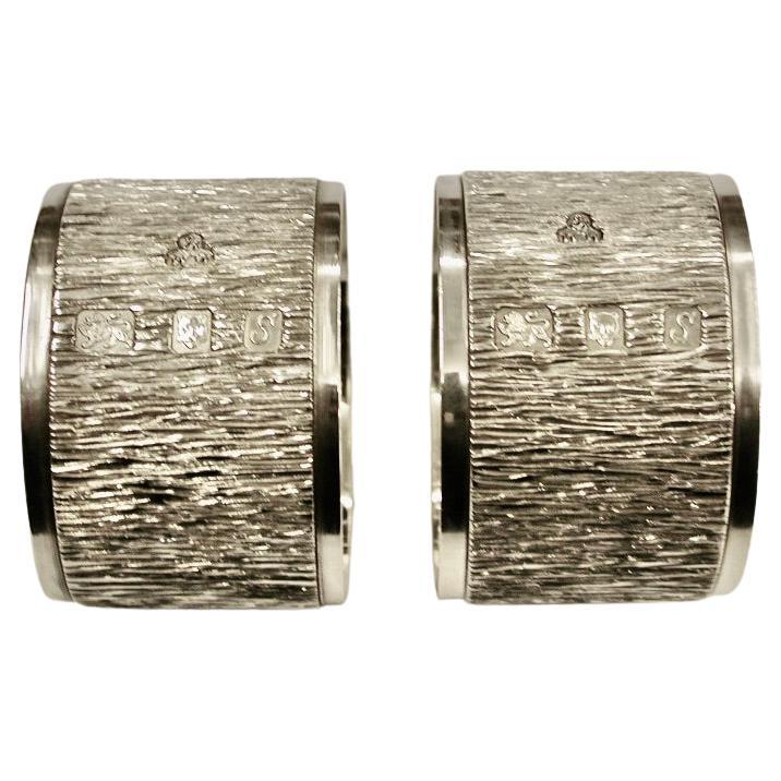 Pair of Bark Effect Silver Napkin Rings, Wakely and Wheeler, London, 1973 For Sale