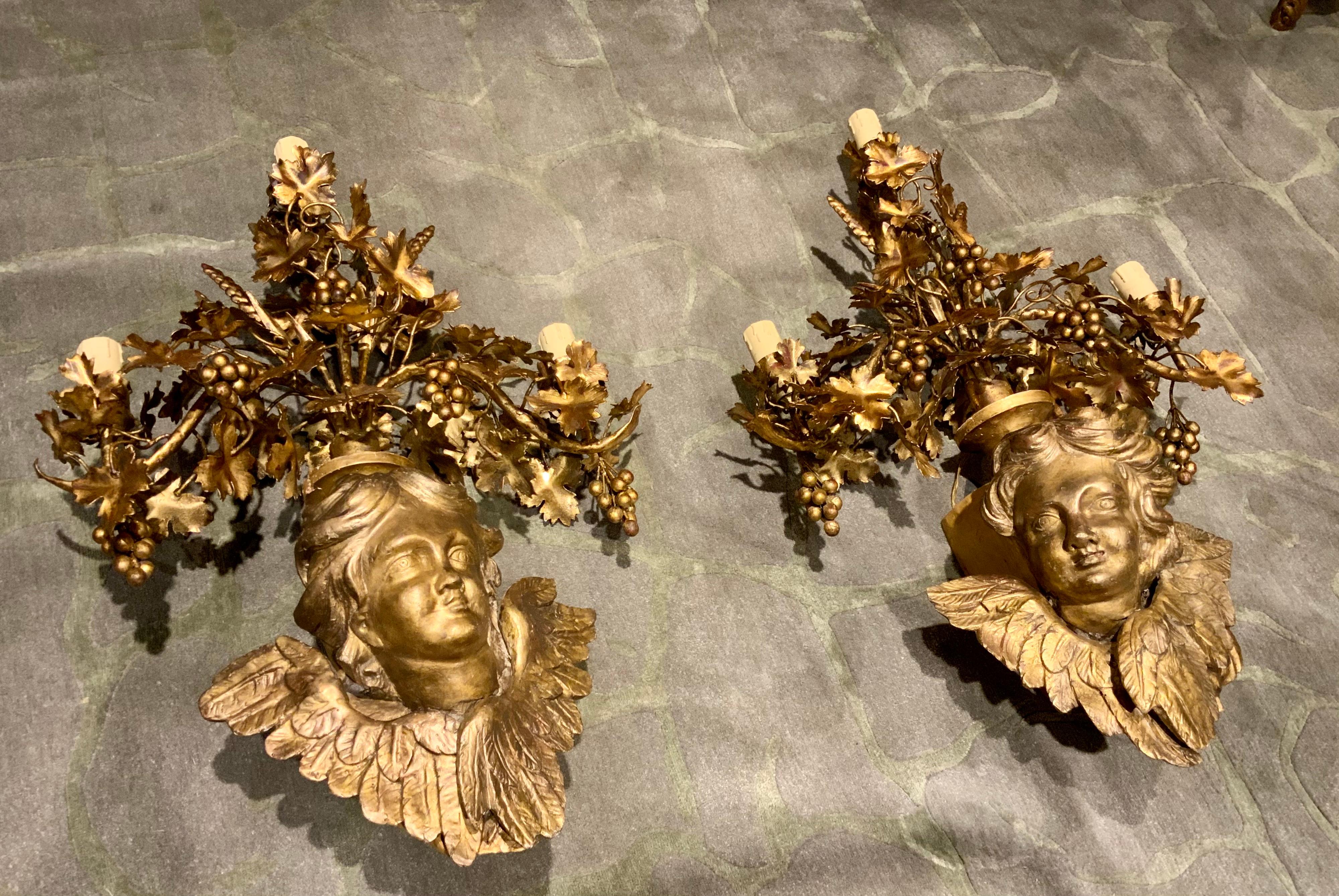 Paar barocke französische vergoldete und geschnitzte Wandleuchter mit Engeln (Barock) im Angebot