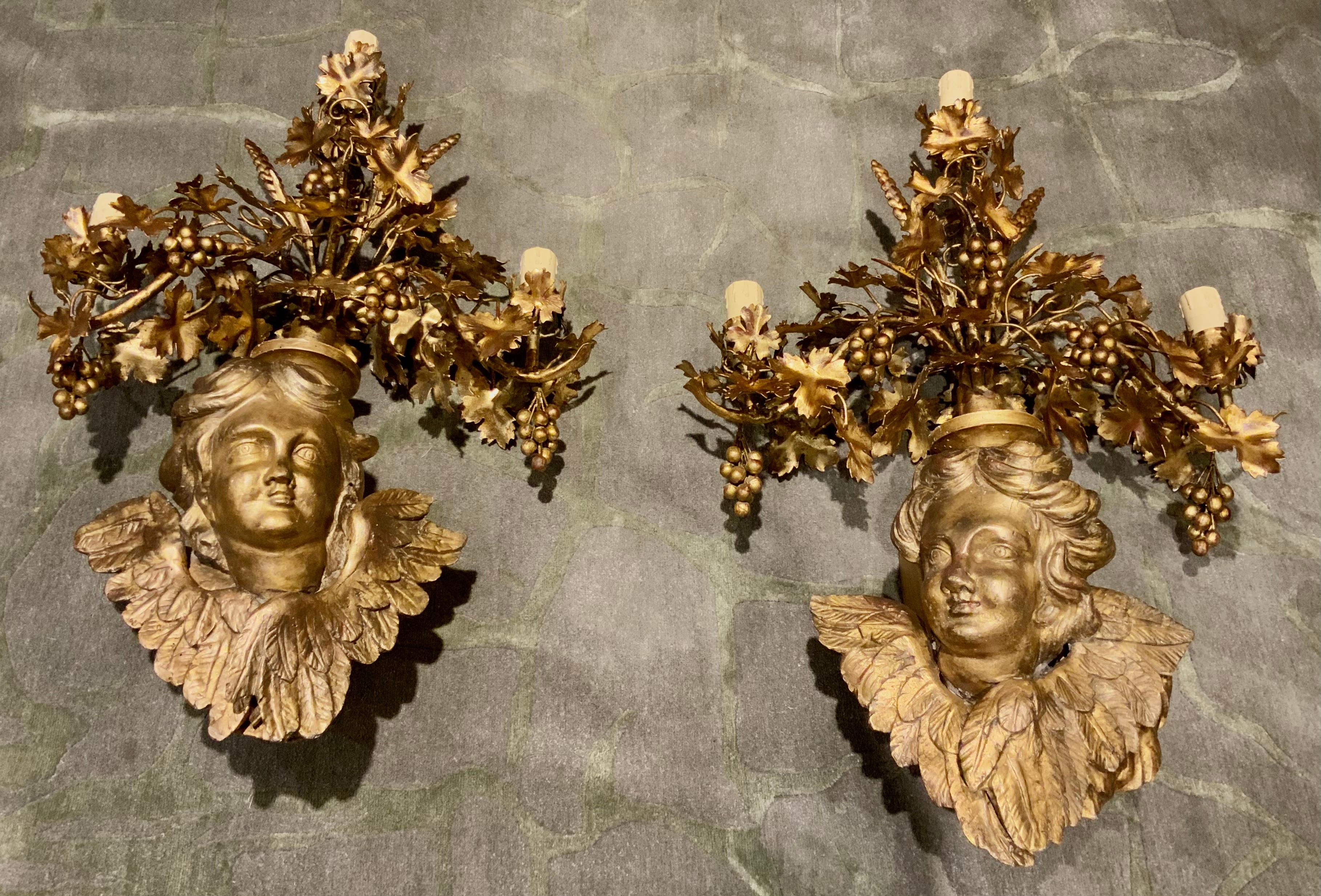 Paar barocke französische vergoldete und geschnitzte Wandleuchter mit Engeln (Vergoldetes Holz) im Angebot