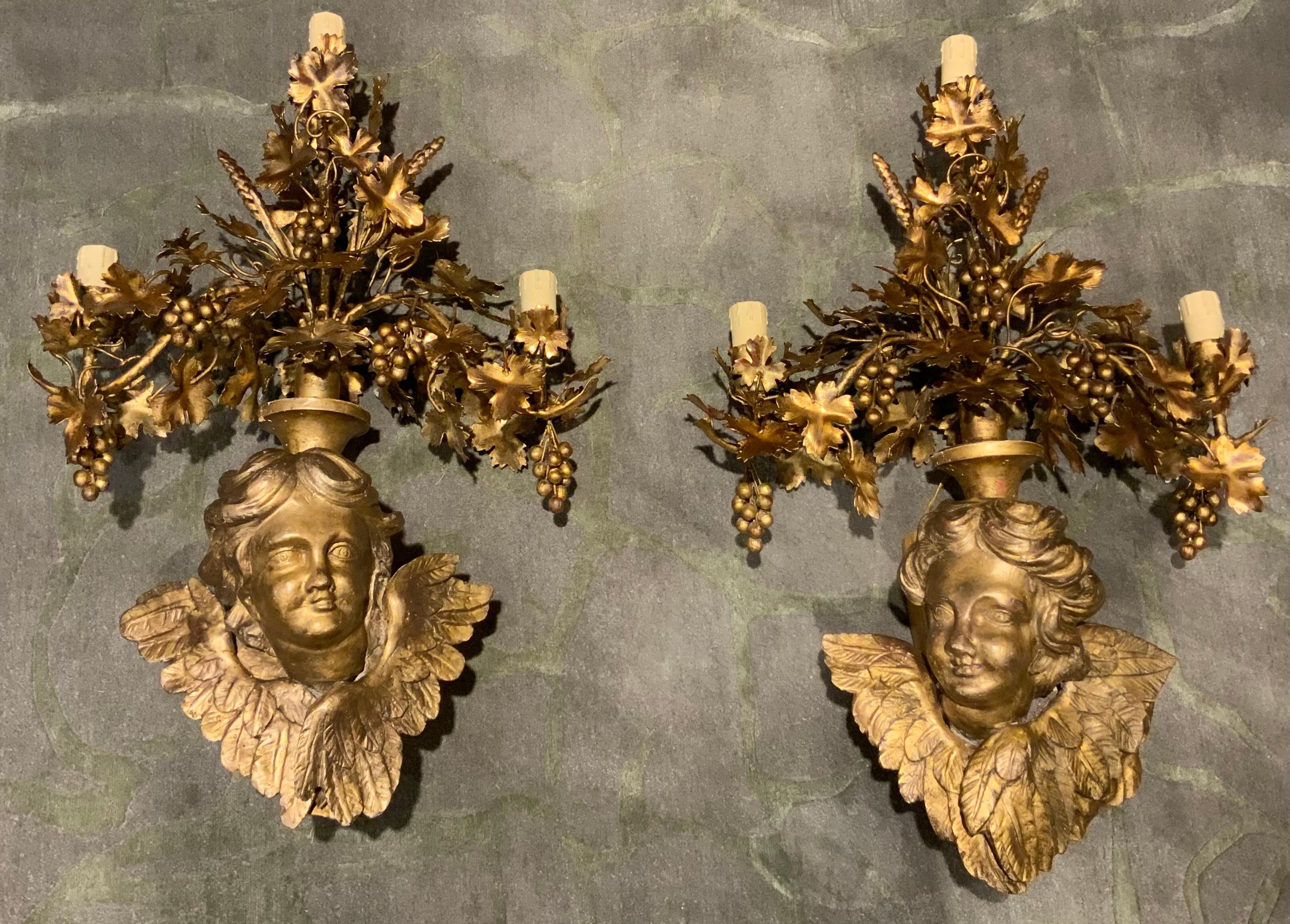 Paar barocke französische vergoldete und geschnitzte Wandleuchter mit Engeln im Angebot 1