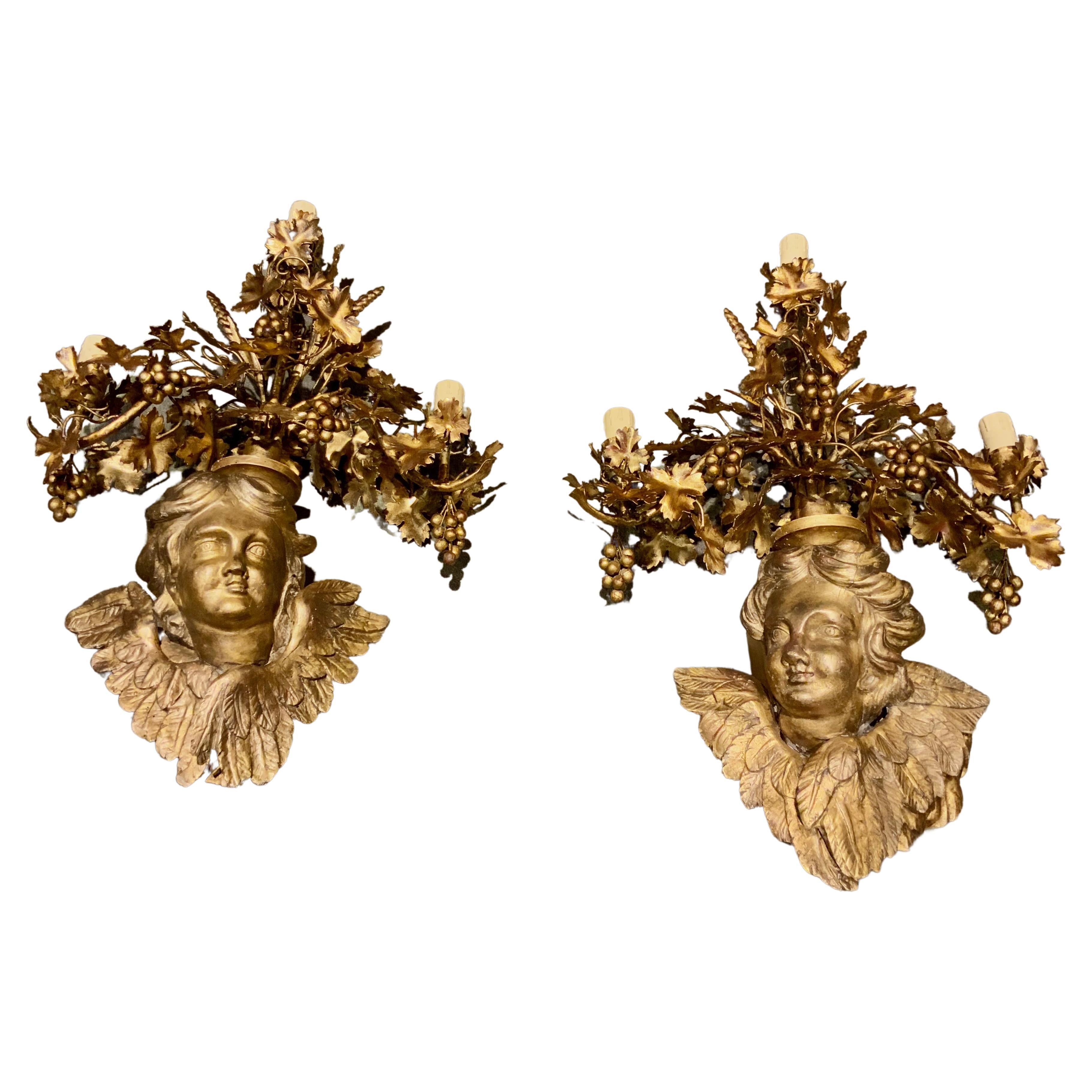 Paar barocke französische vergoldete und geschnitzte Wandleuchter mit Engeln