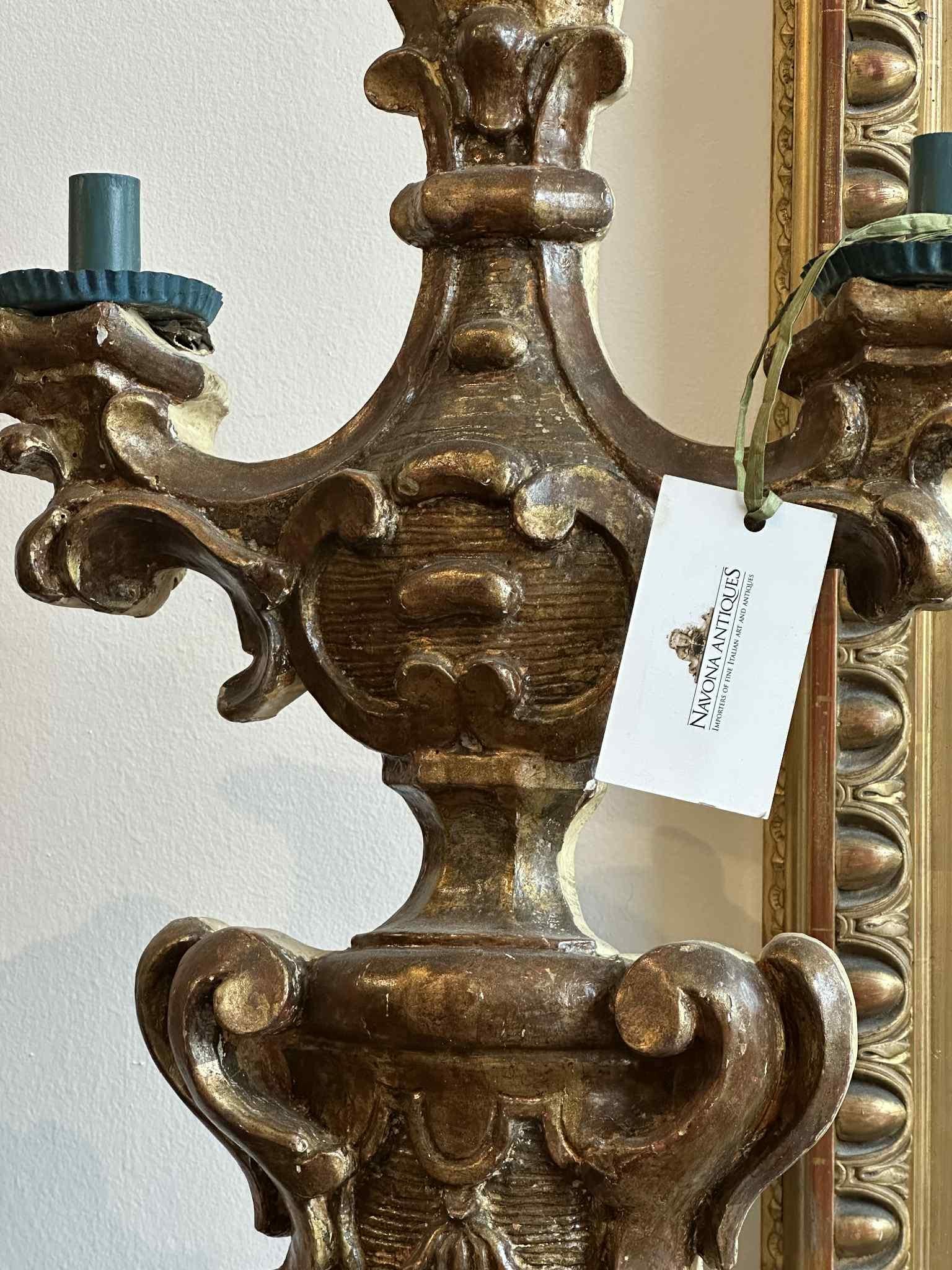 Coppia di candelabri barocchi in legno dorato con schienale piatto - CIRCA 1700 in vendita 4
