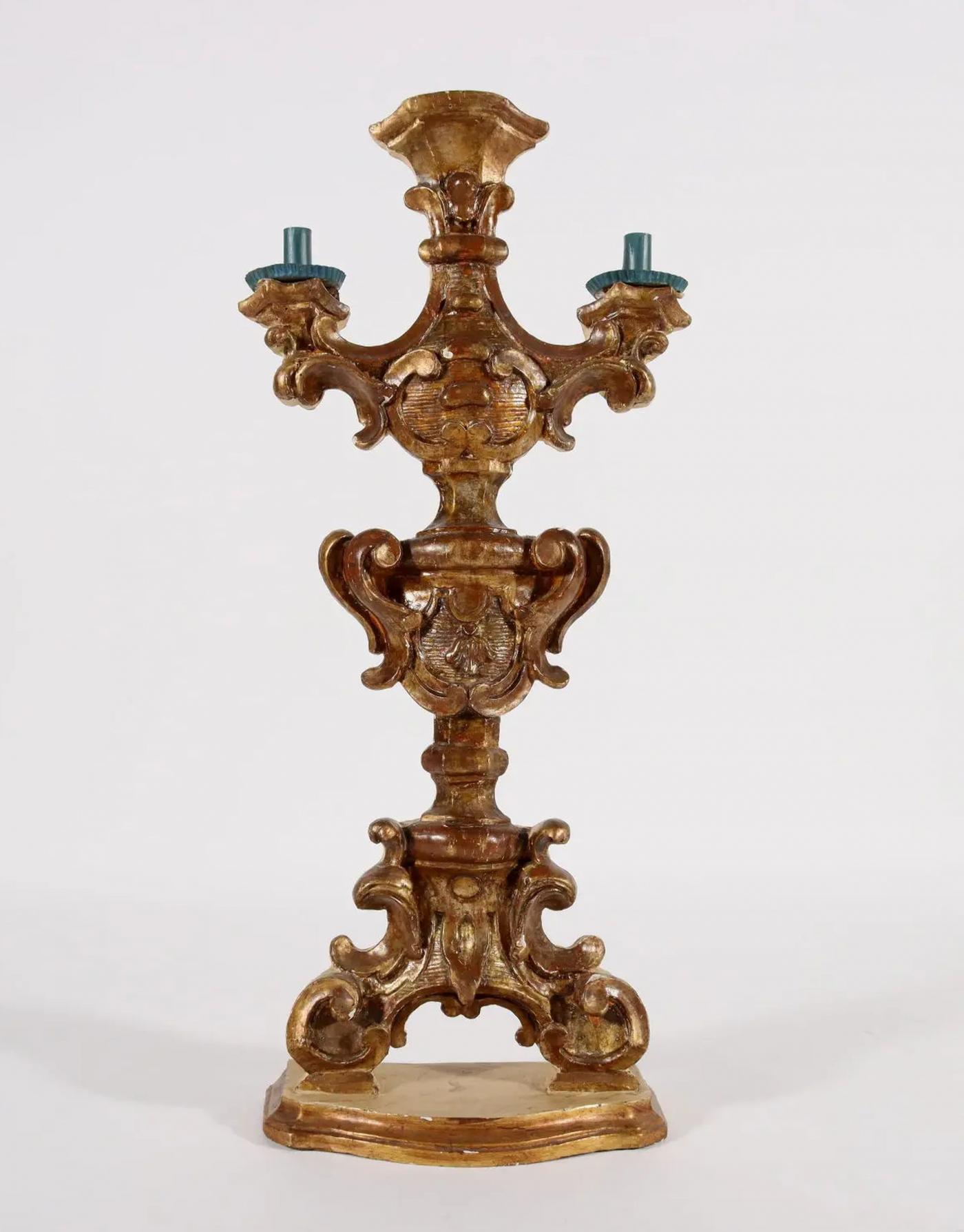 Barocco Coppia di candelabri barocchi in legno dorato con schienale piatto - CIRCA 1700 in vendita