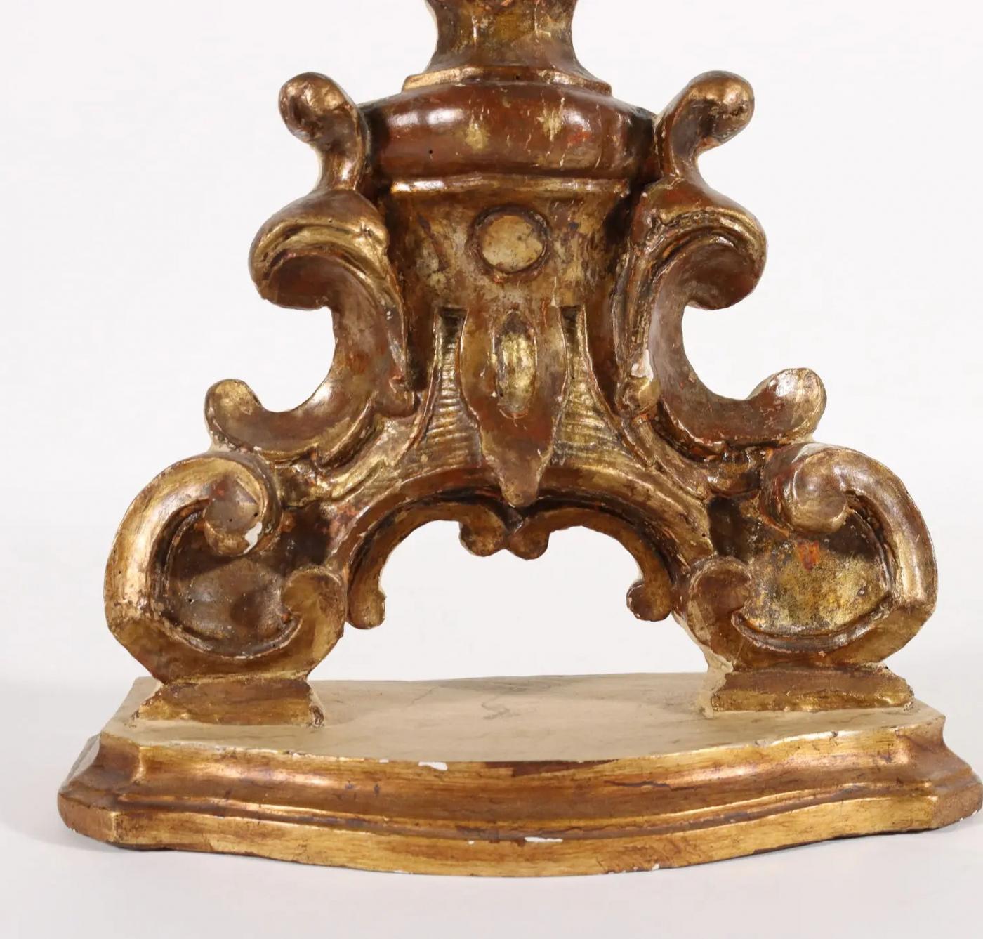 Italiano Coppia di candelabri barocchi in legno dorato con schienale piatto - CIRCA 1700 in vendita