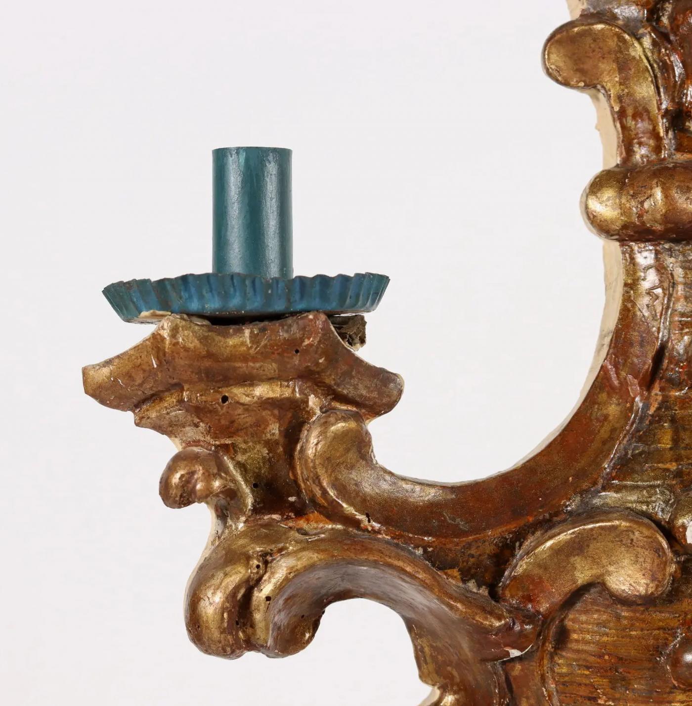 Intagliato Coppia di candelabri barocchi in legno dorato con schienale piatto - CIRCA 1700 in vendita