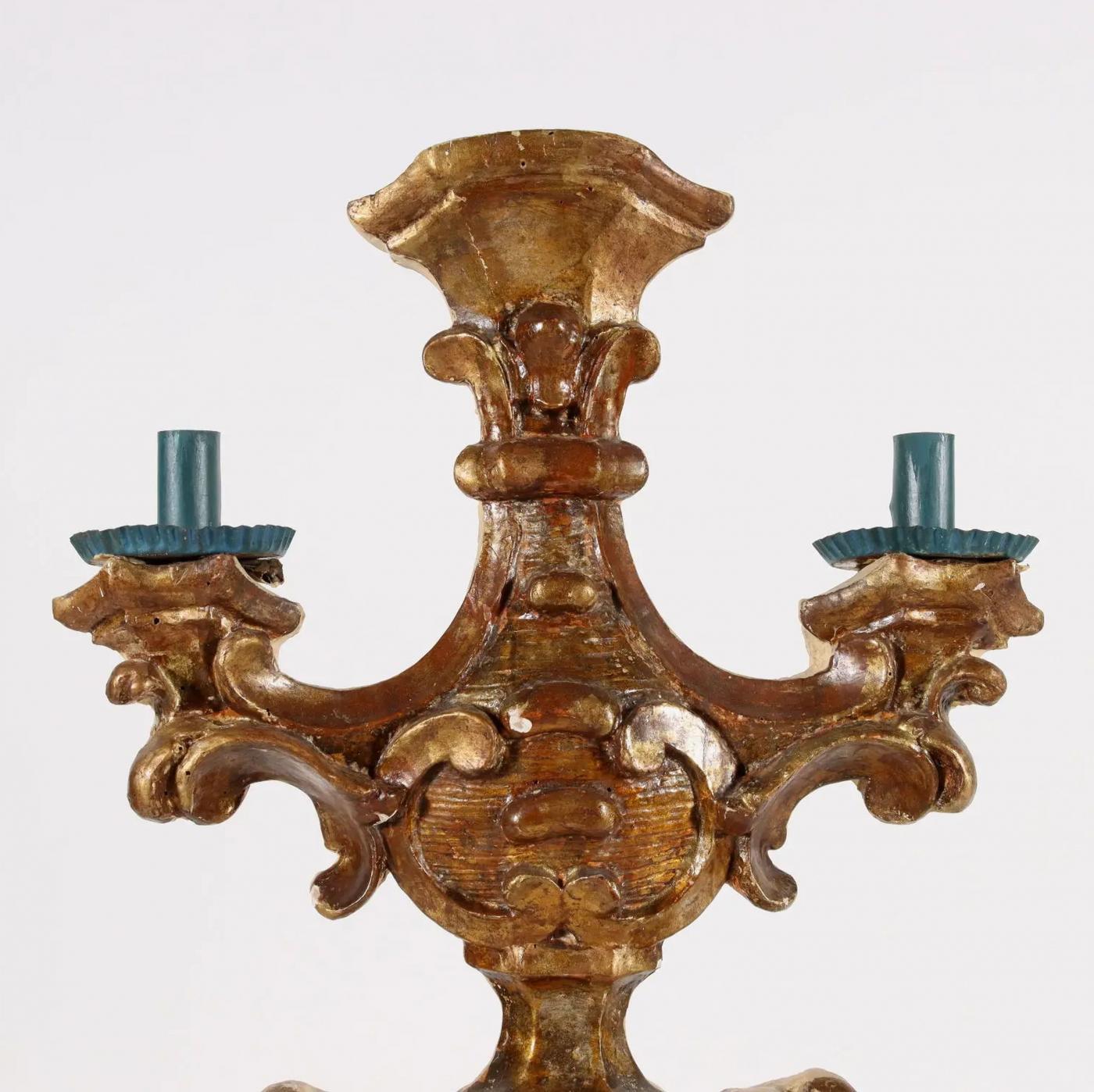 XVIII secolo Coppia di candelabri barocchi in legno dorato con schienale piatto - CIRCA 1700 in vendita