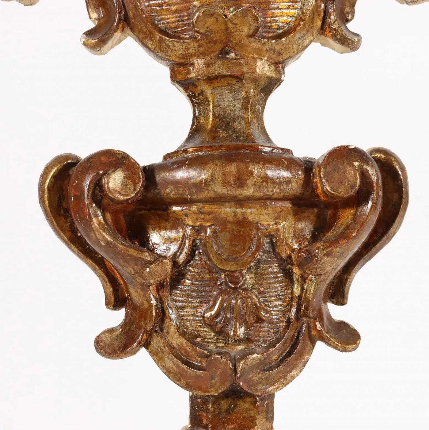 Legno dorato Coppia di candelabri barocchi in legno dorato con schienale piatto - CIRCA 1700 in vendita