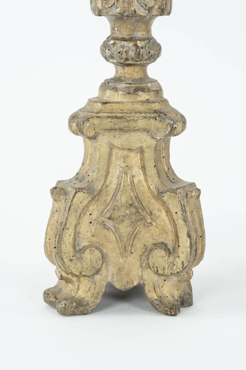 italien Paire de chandeliers baroques en bois doré sculptés à la main en vente