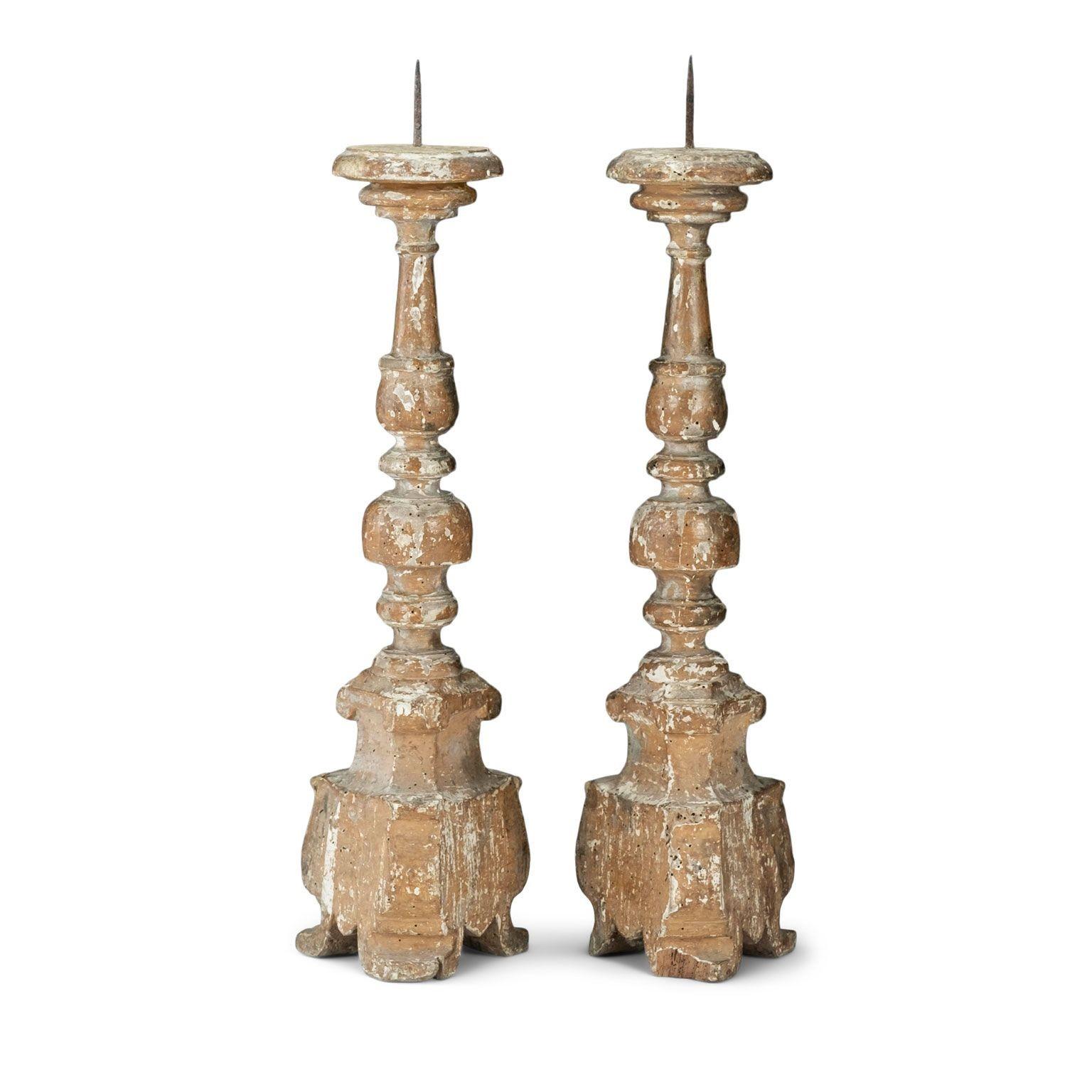 Paire de chandeliers baroques en bois doré sculptés à la main État moyen - En vente à Houston, TX