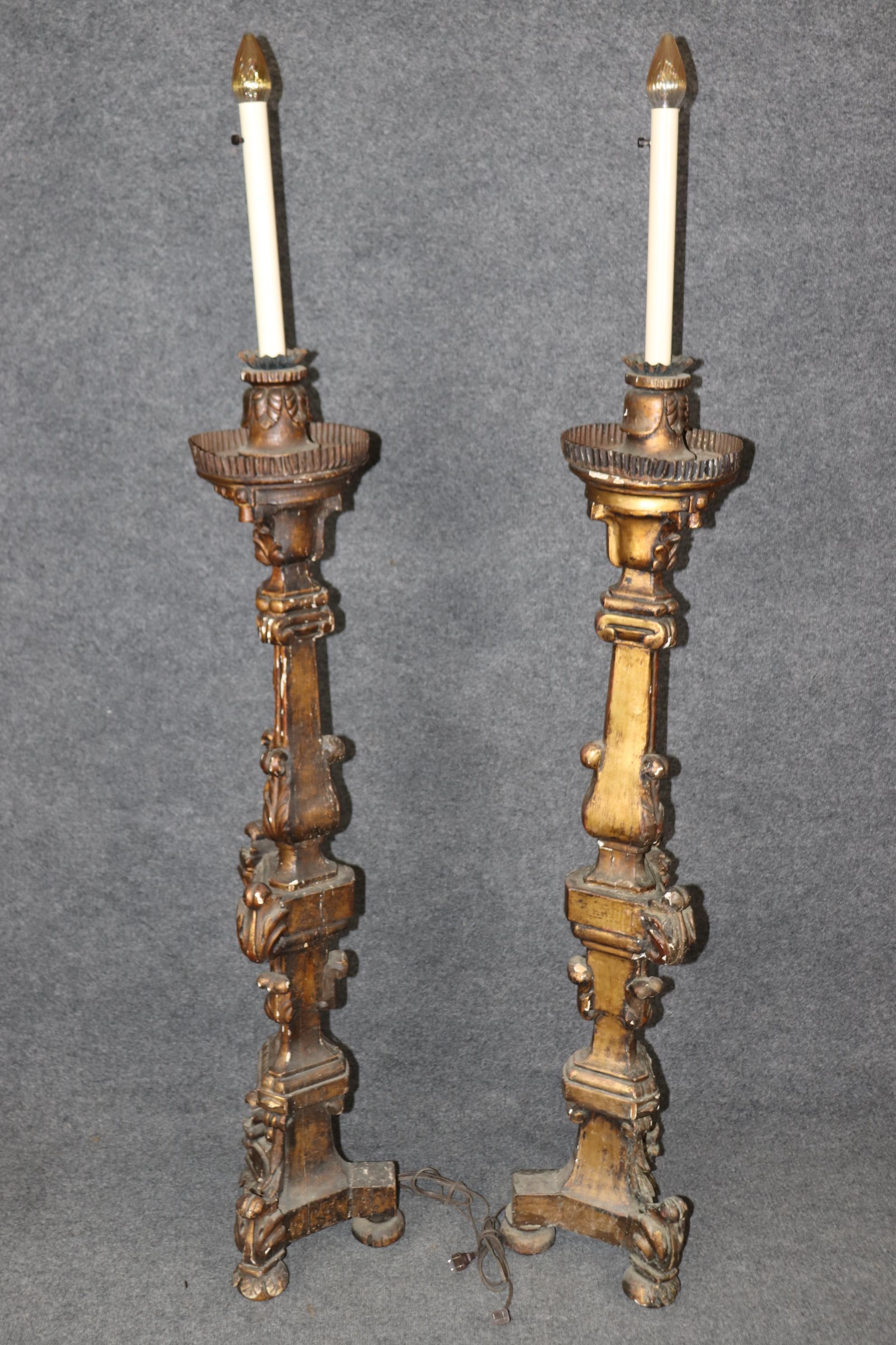 Baroque Paire de chandeliers d'autel transformés de style baroque italien Lampes de sol C1870s en vente