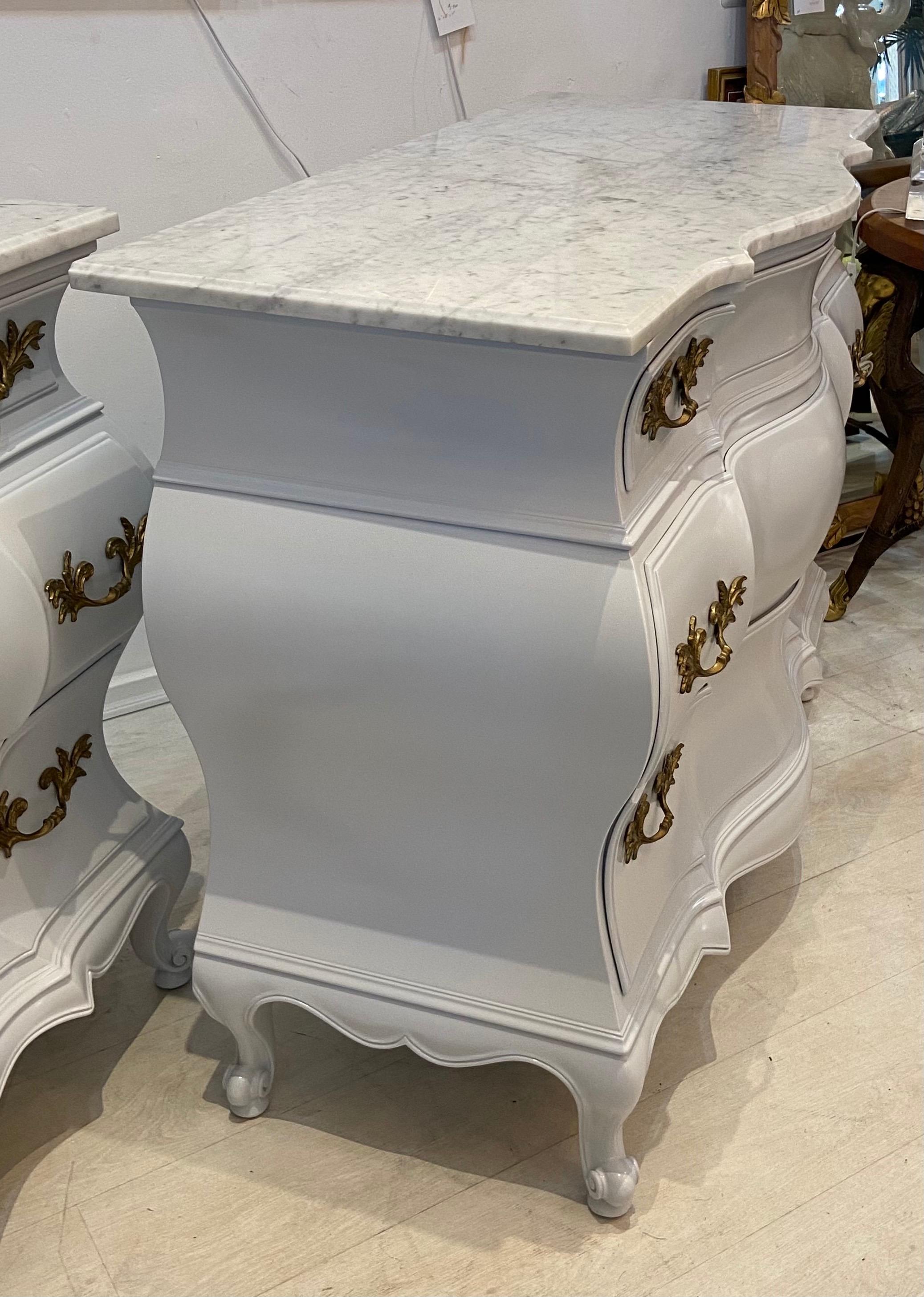 Paire de commodes baroques à trois tiroirs avec plateau en marbre en vente 4