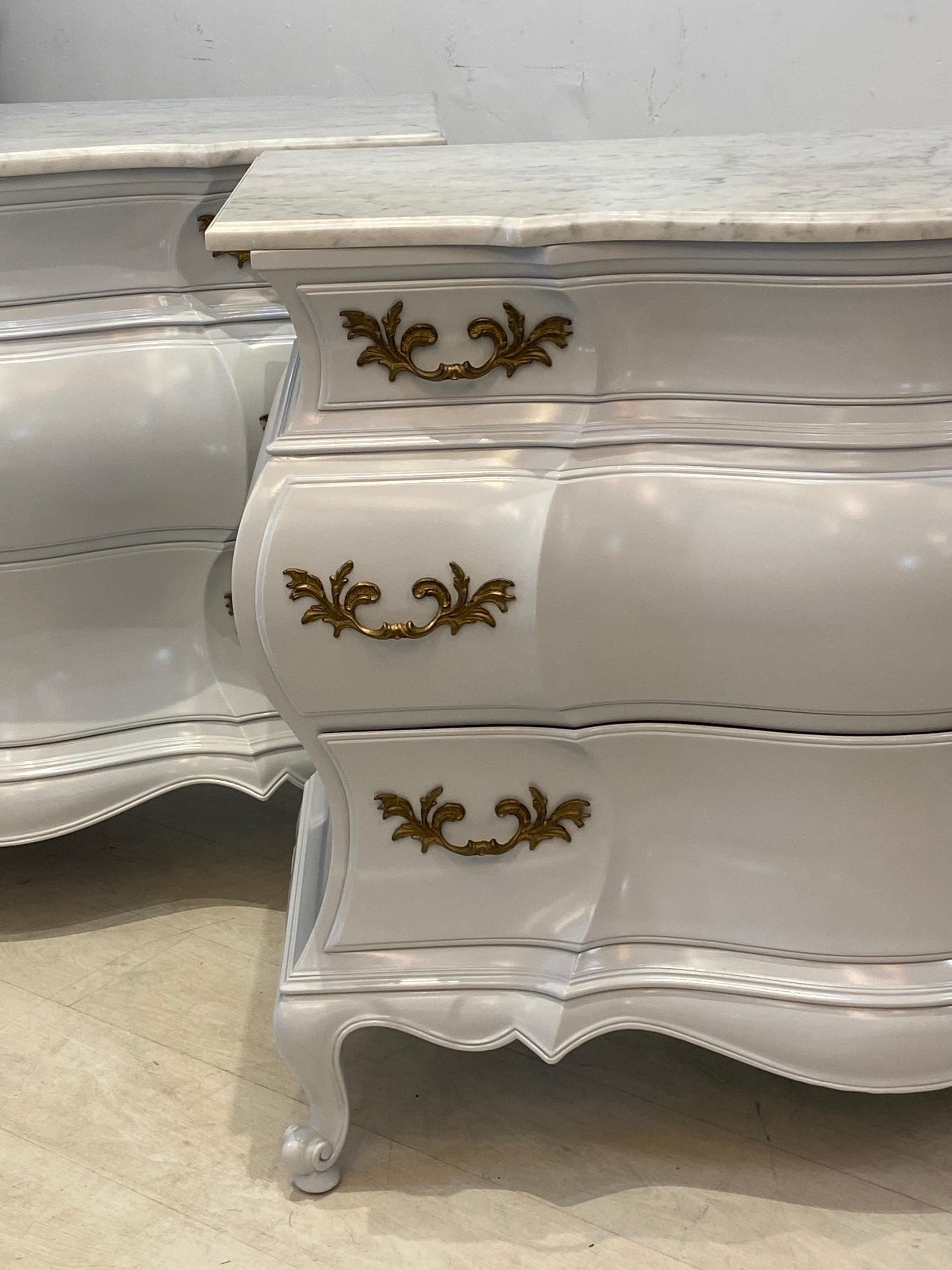 Paire de commodes baroques à trois tiroirs avec plateau en marbre en vente 1
