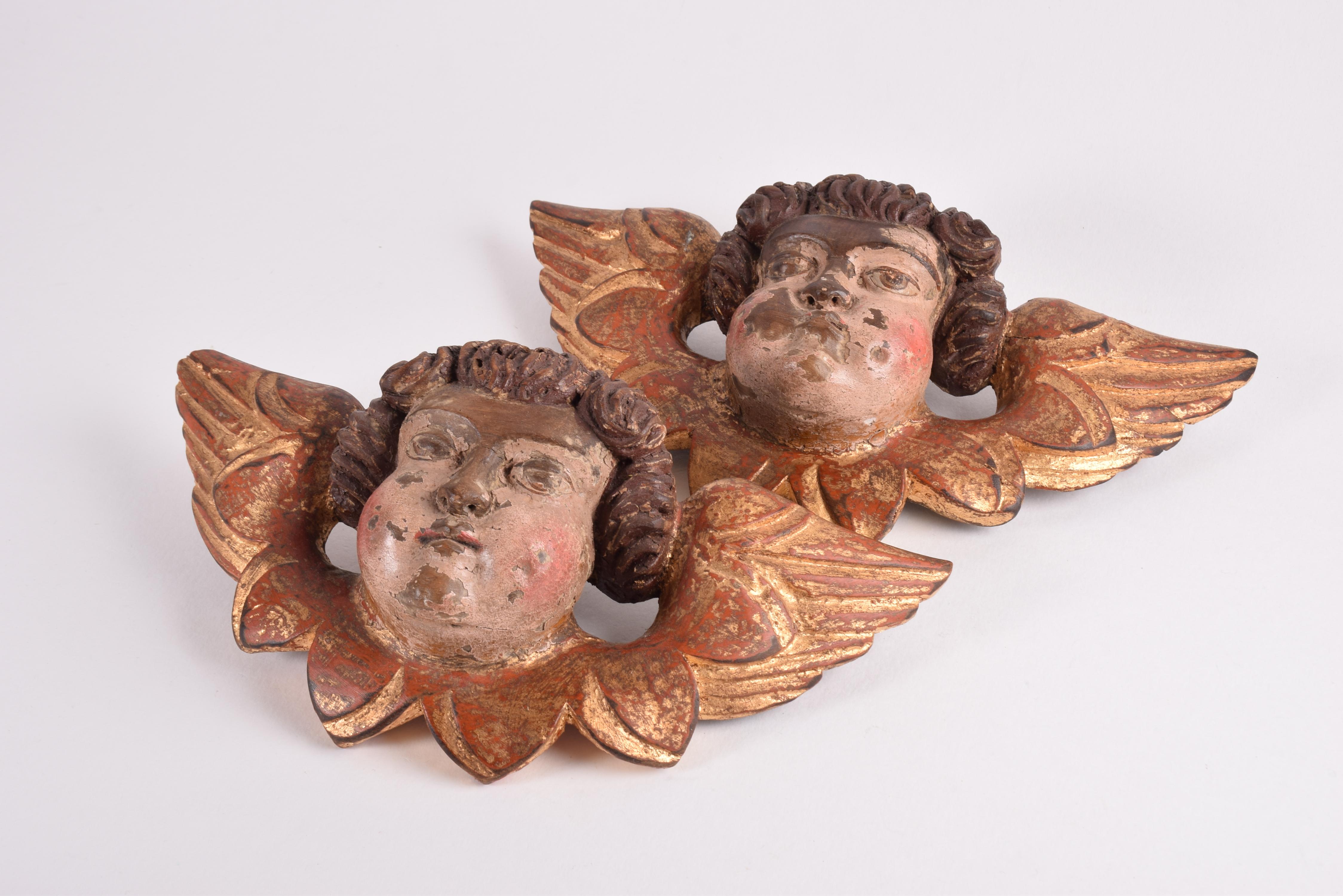Pair of original Baroque wooden putti / winged cherubs.
We were told that they originate from a church in the French Pyrenees.
We suppose they are from circa 1650 to 1750.

The putti come with their original paint and gilt and show patina