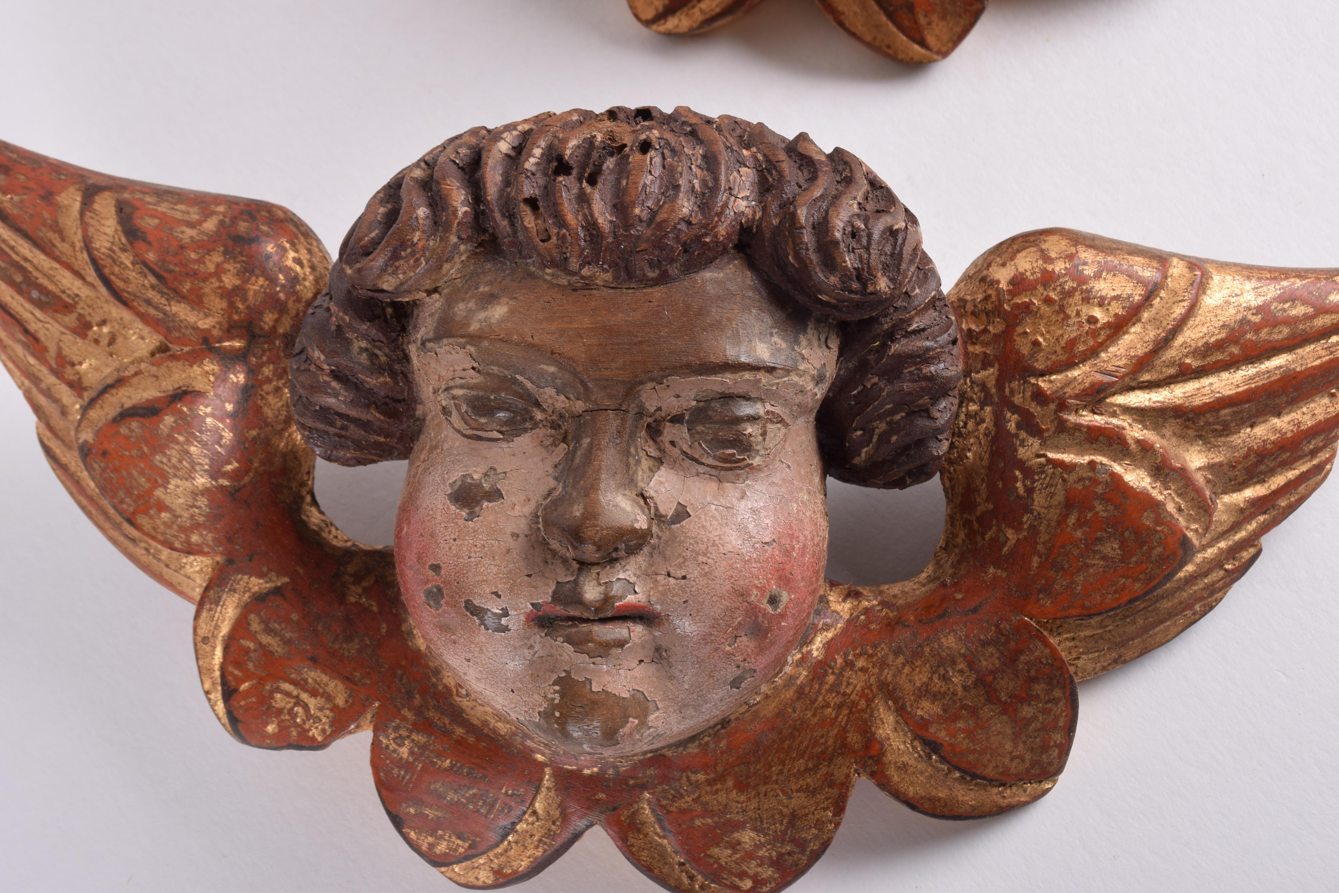 Paar Barockputten Cherubs, polychromes und vergoldetes Holz, französische Pyramiden, um 1700 im Angebot 2