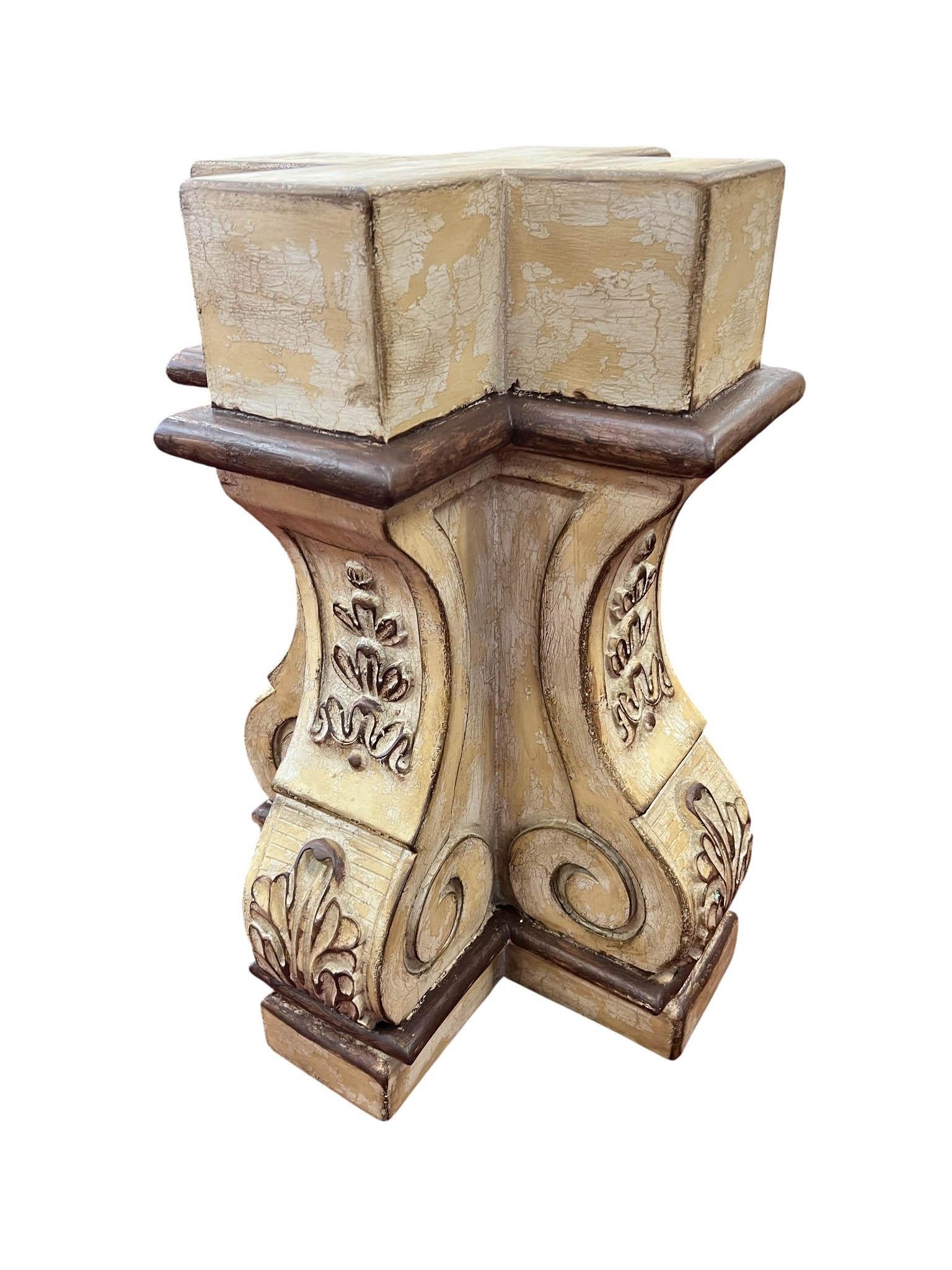 Paire de piédestaux en plâtre vieilli de style néo-baroque en vente 6