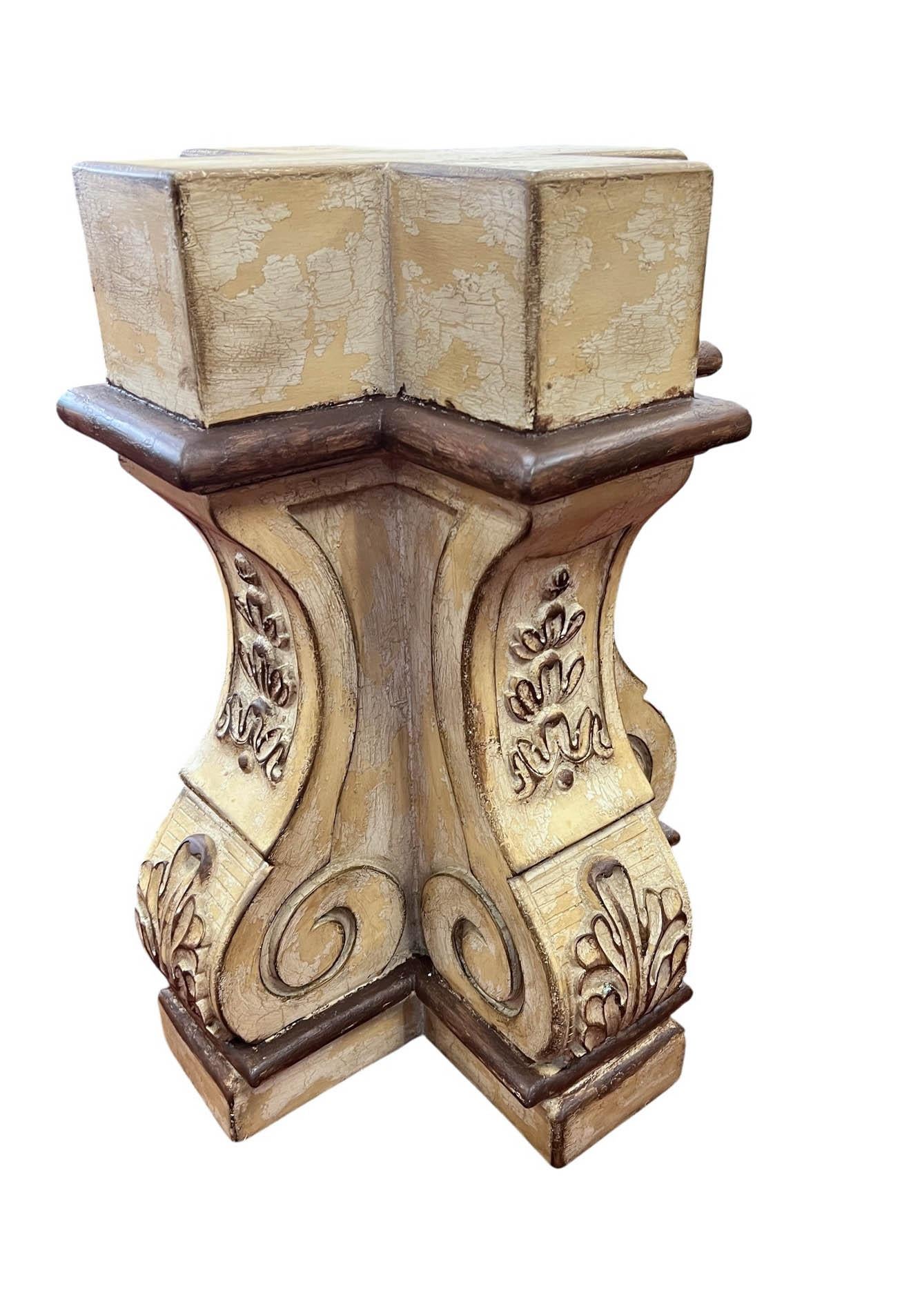 Paire de piédestaux en plâtre vieilli de style néo-baroque en vente 7