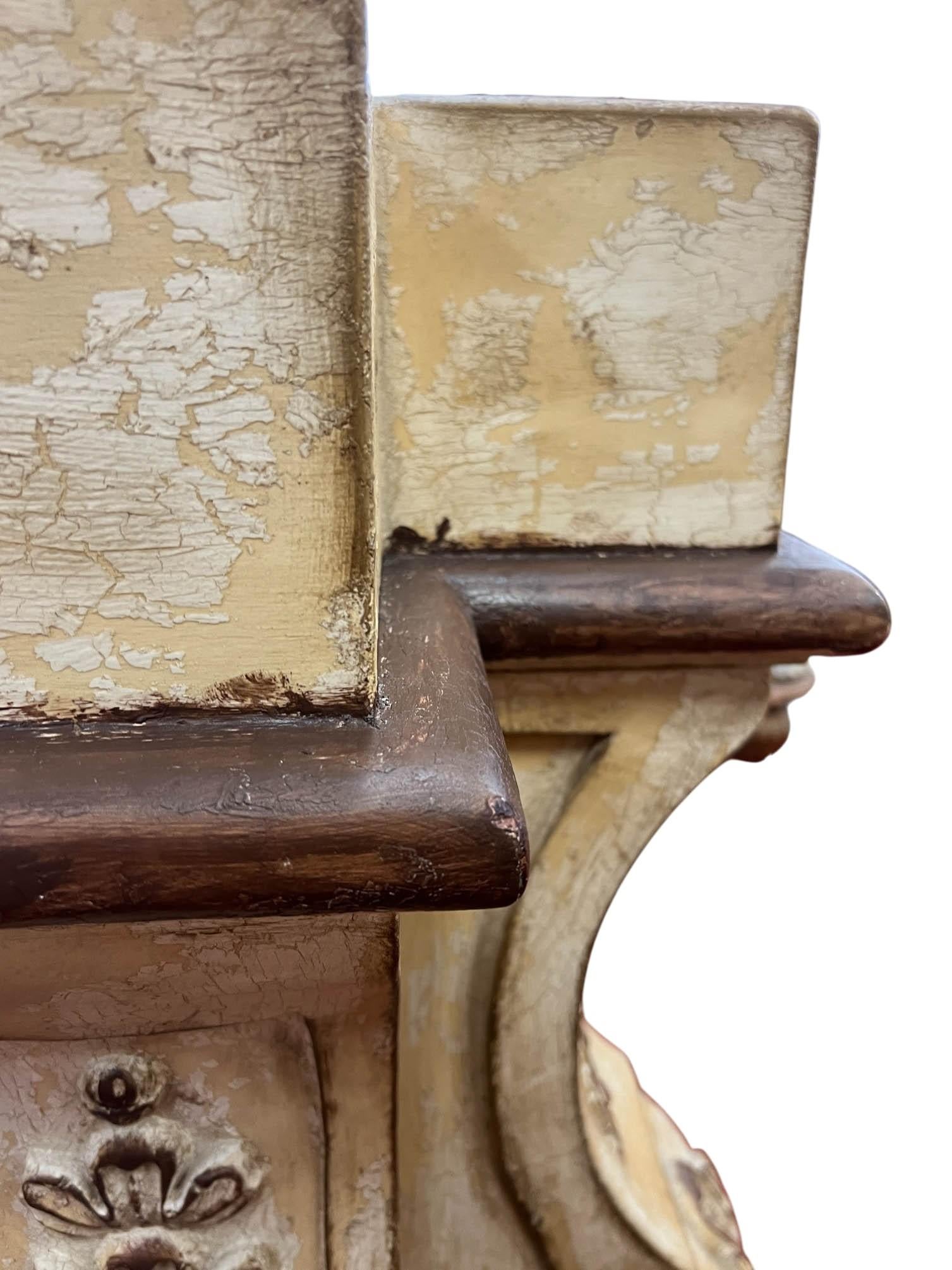 Paire de piédestaux en plâtre vieilli de style néo-baroque en vente 8