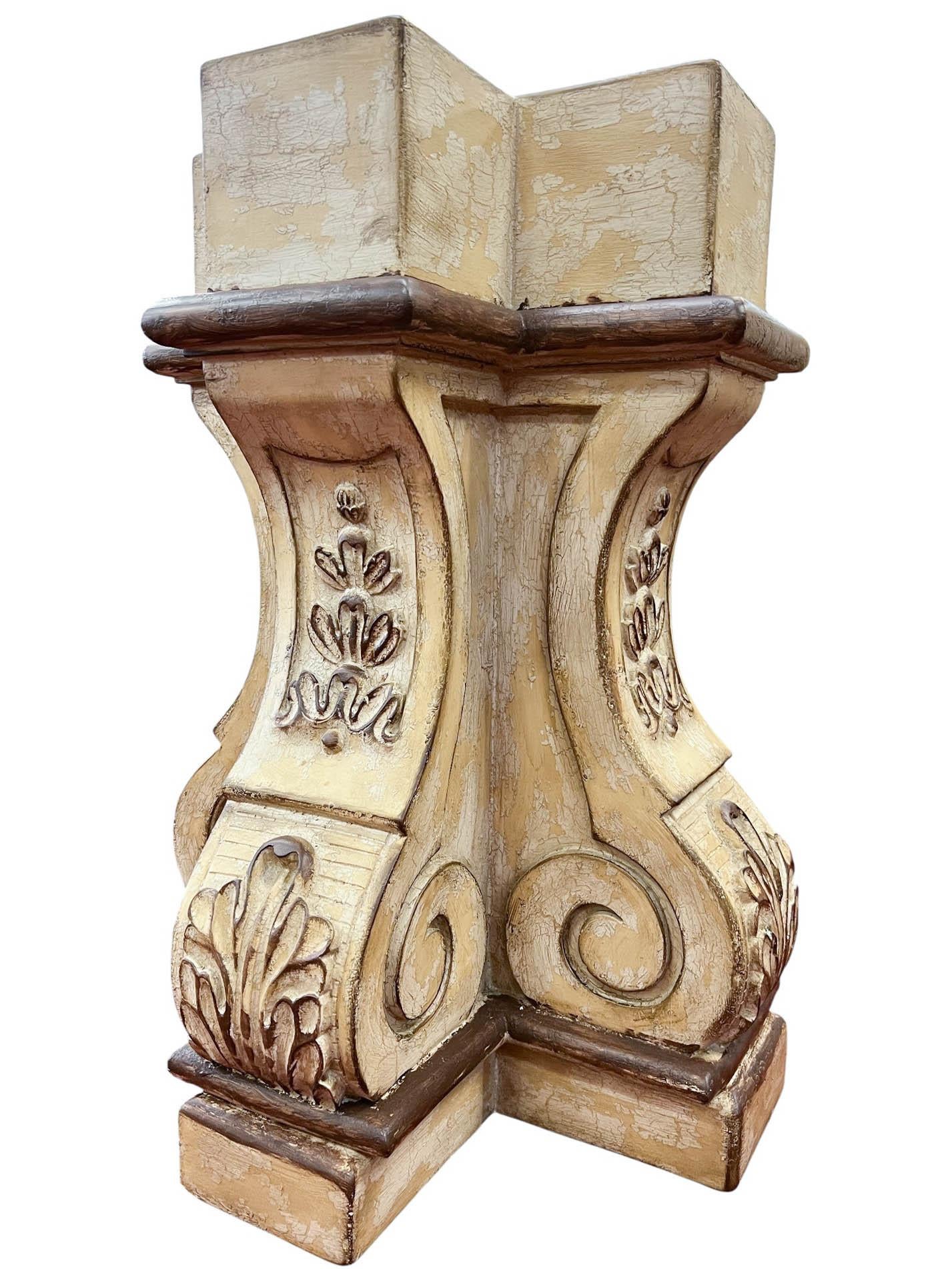 Paire de piédestaux en plâtre vieilli de style néo-baroque en vente 9