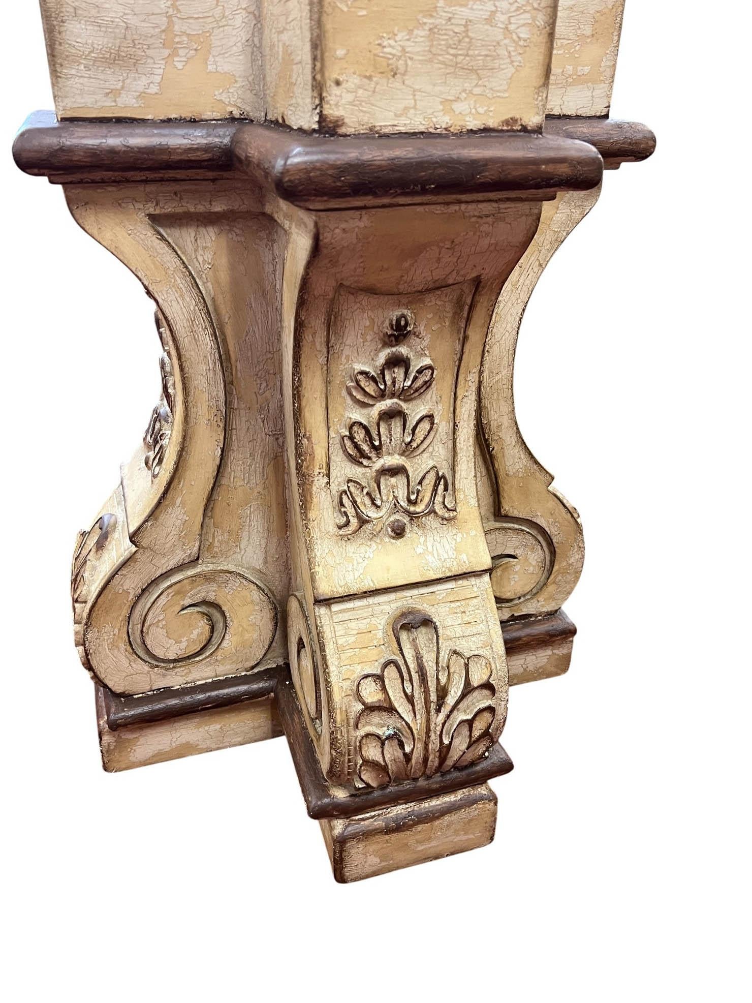 Paire de piédestaux en plâtre vieilli de style néo-baroque en vente 10