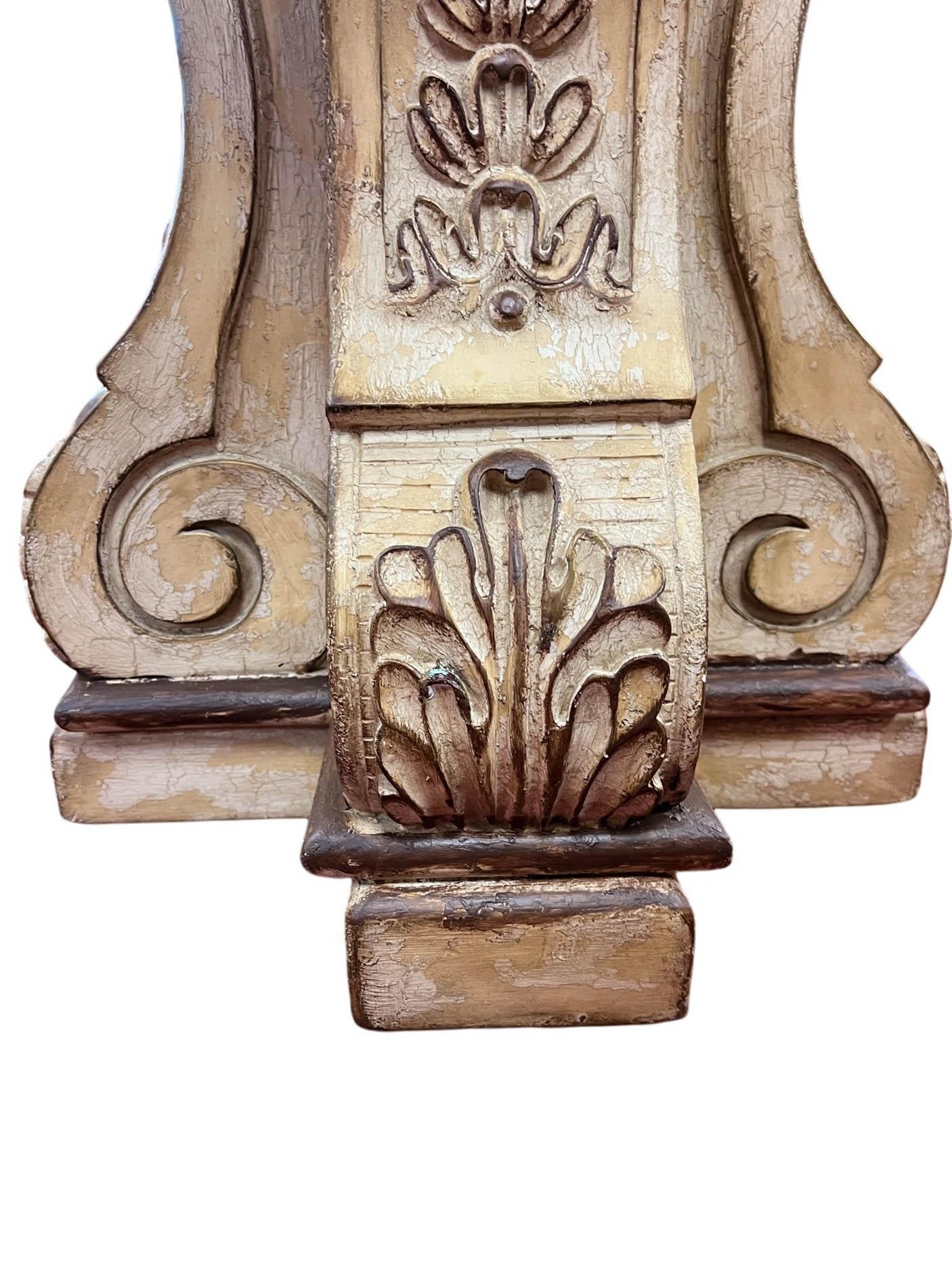 Paire de piédestaux en plâtre vieilli de style néo-baroque en vente 11