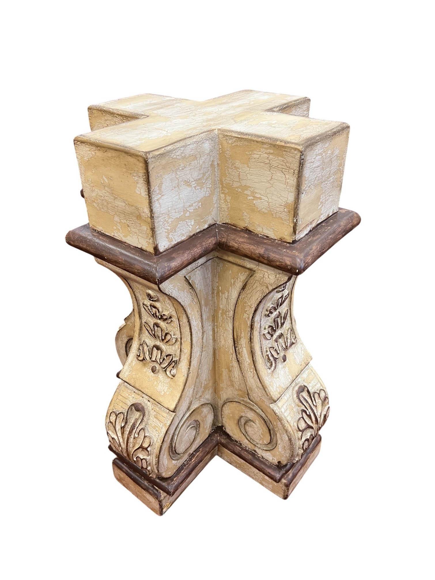 Fin du 20e siècle Paire de piédestaux en plâtre vieilli de style néo-baroque en vente