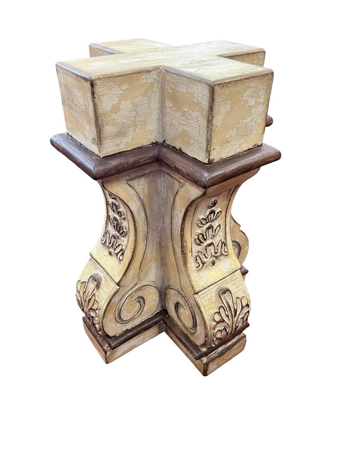 Paire de piédestaux en plâtre vieilli de style néo-baroque en vente 4