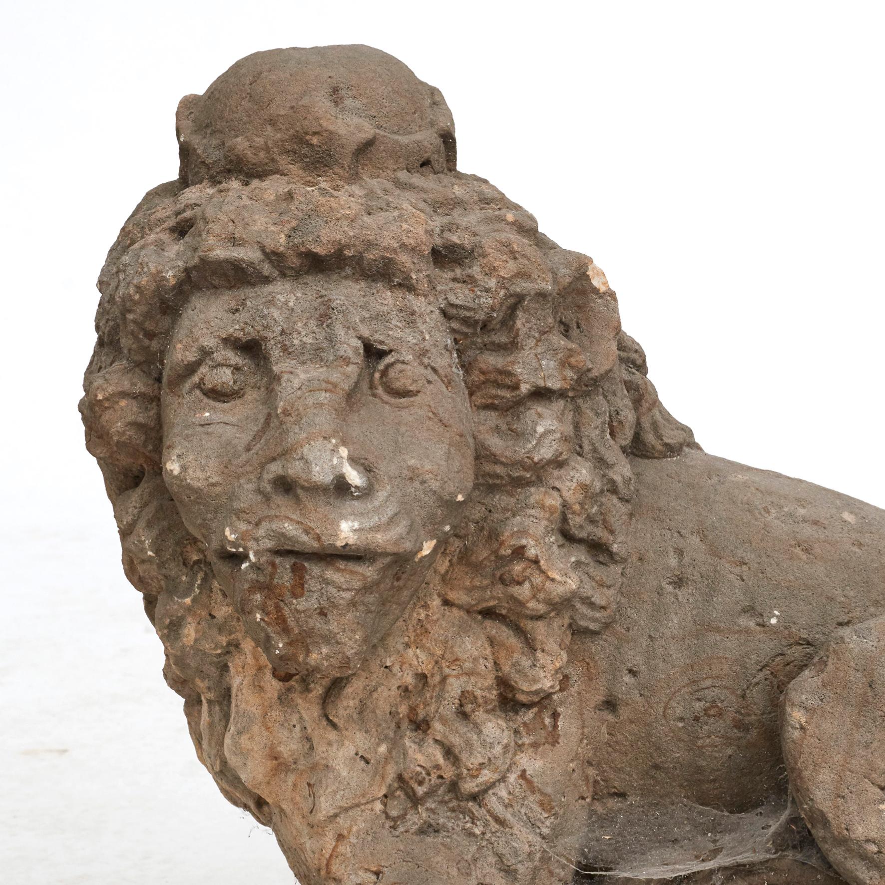 Pair of baroque sandstone lions from a Swedish Manor House 17'th -18'th ctr.
Original untouched condition with age-related wear.

Measures on each : H: 50 / 45 W: 28 / 29 D: 50 / 46 cm.
 