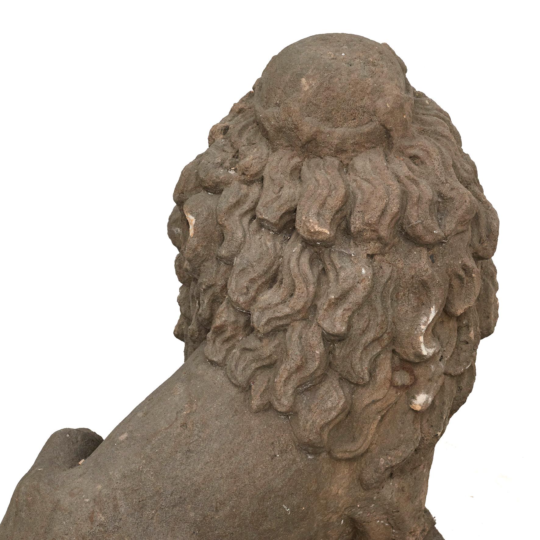 Grès Paire de lions baroques en grès en vente
