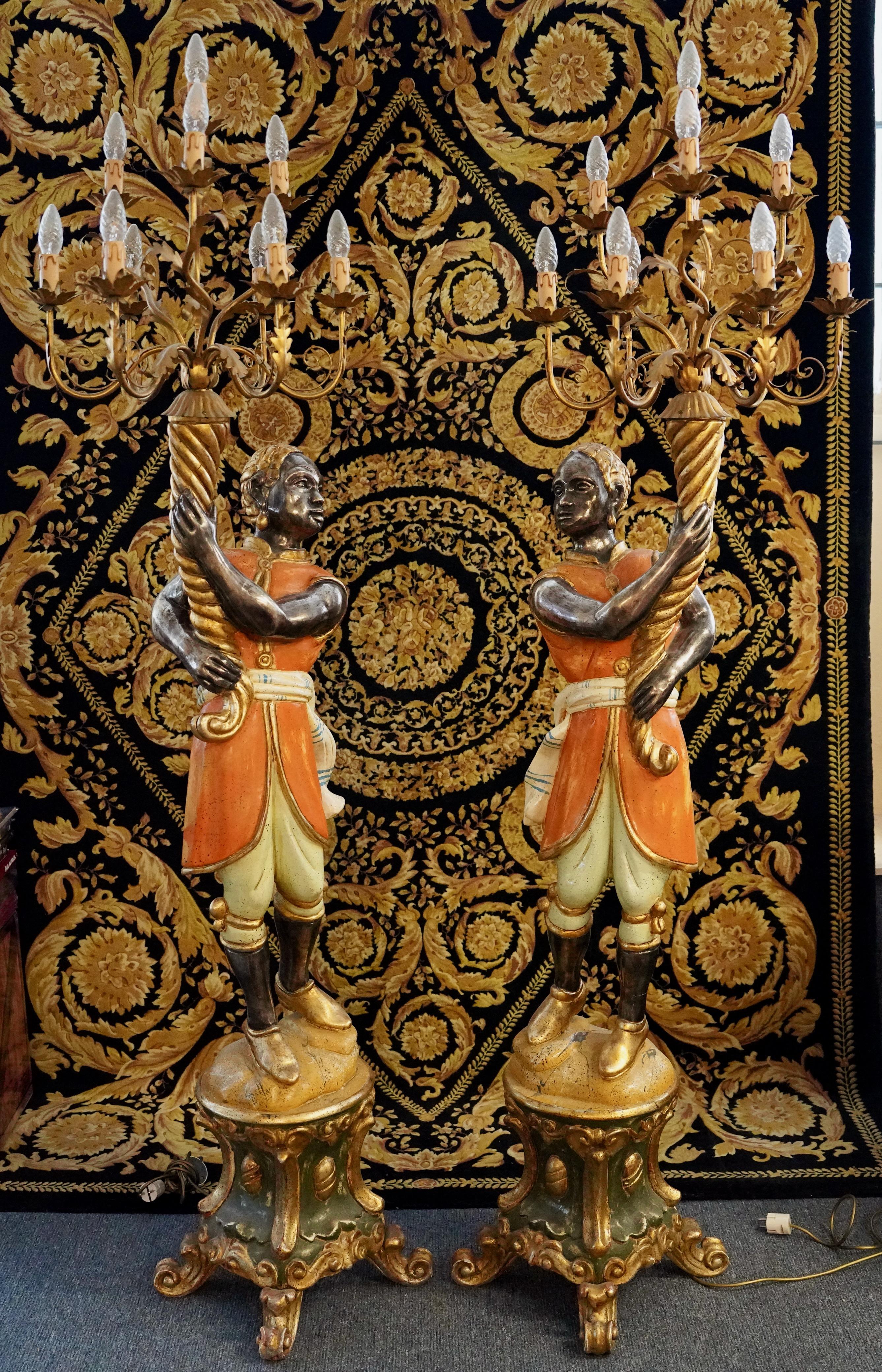 Barocco Coppia di lampade da terra in stile barocco, figure di candelieri veneziani in vendita