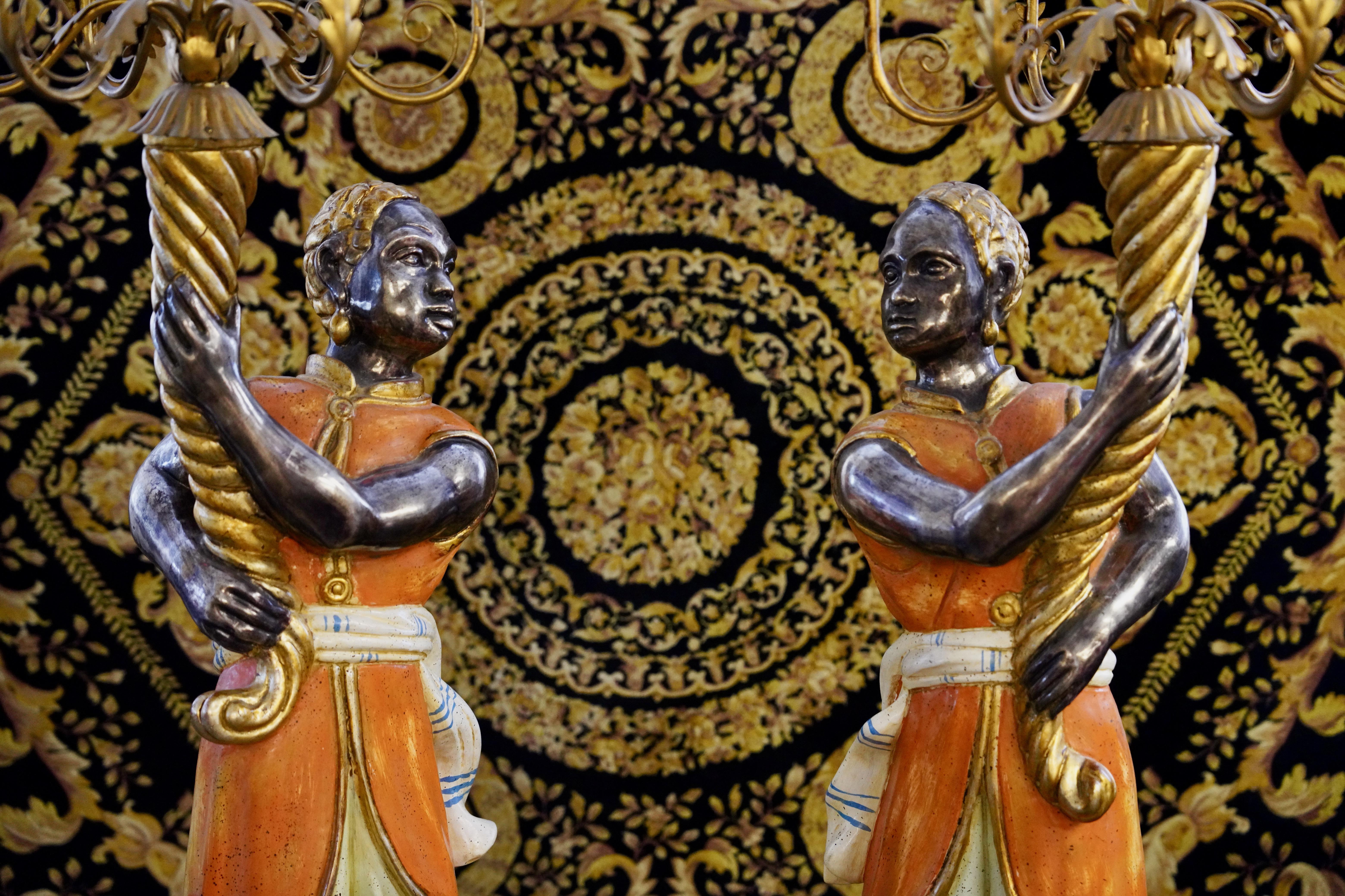 Intagliato Coppia di lampade da terra in stile barocco, figure di candelieri veneziani in vendita