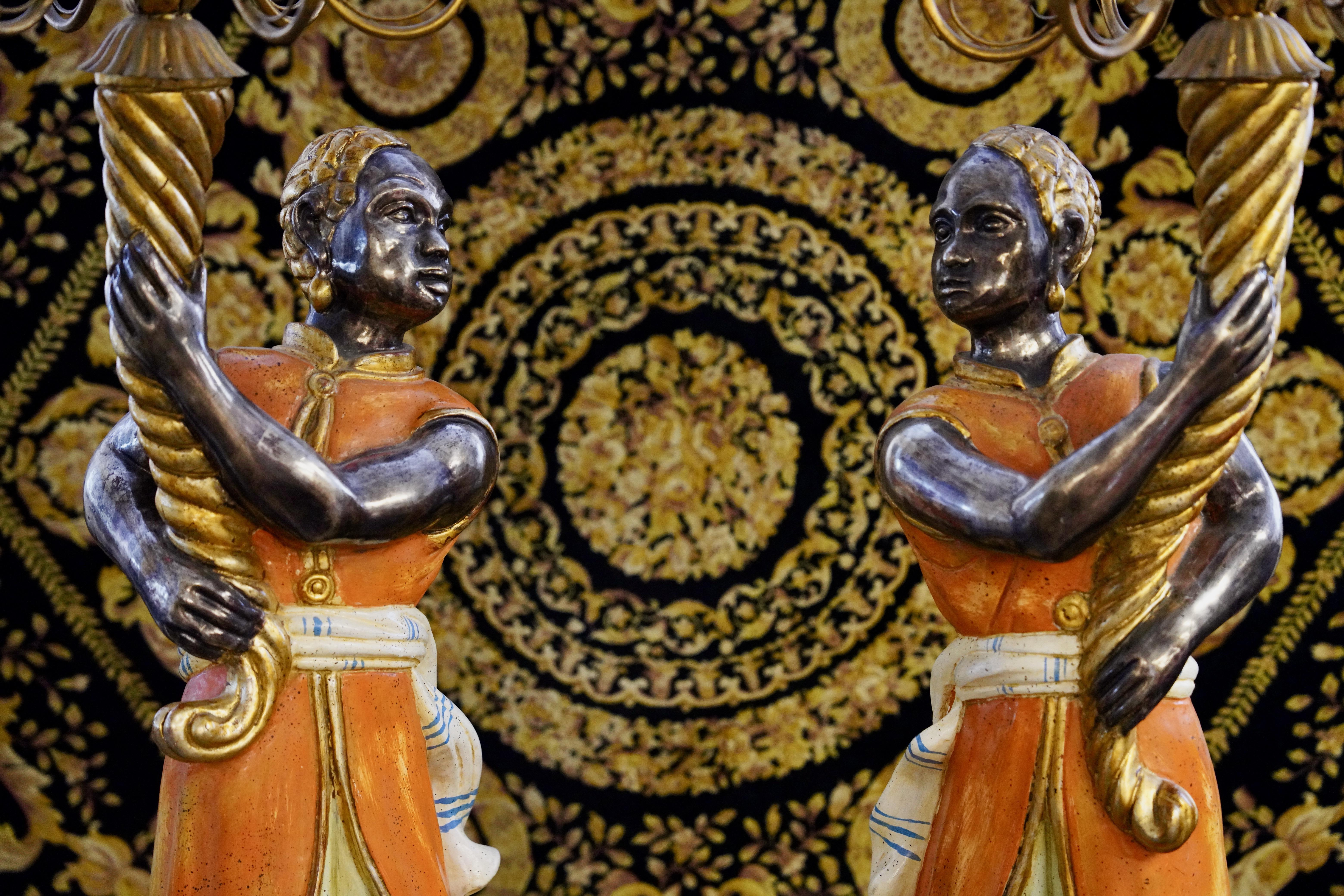 XX secolo Coppia di lampade da terra in stile barocco, figure di candelieri veneziani in vendita